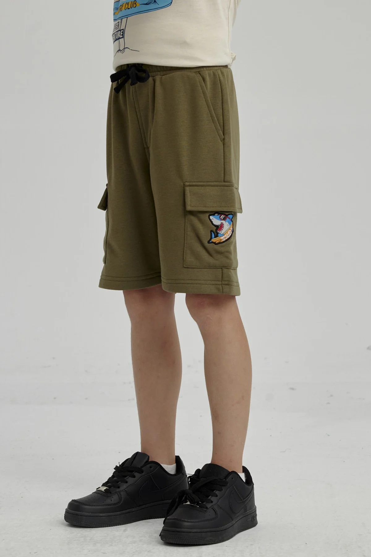 Bermuda Niño Franela Con Parche Verde Militar - Image 2