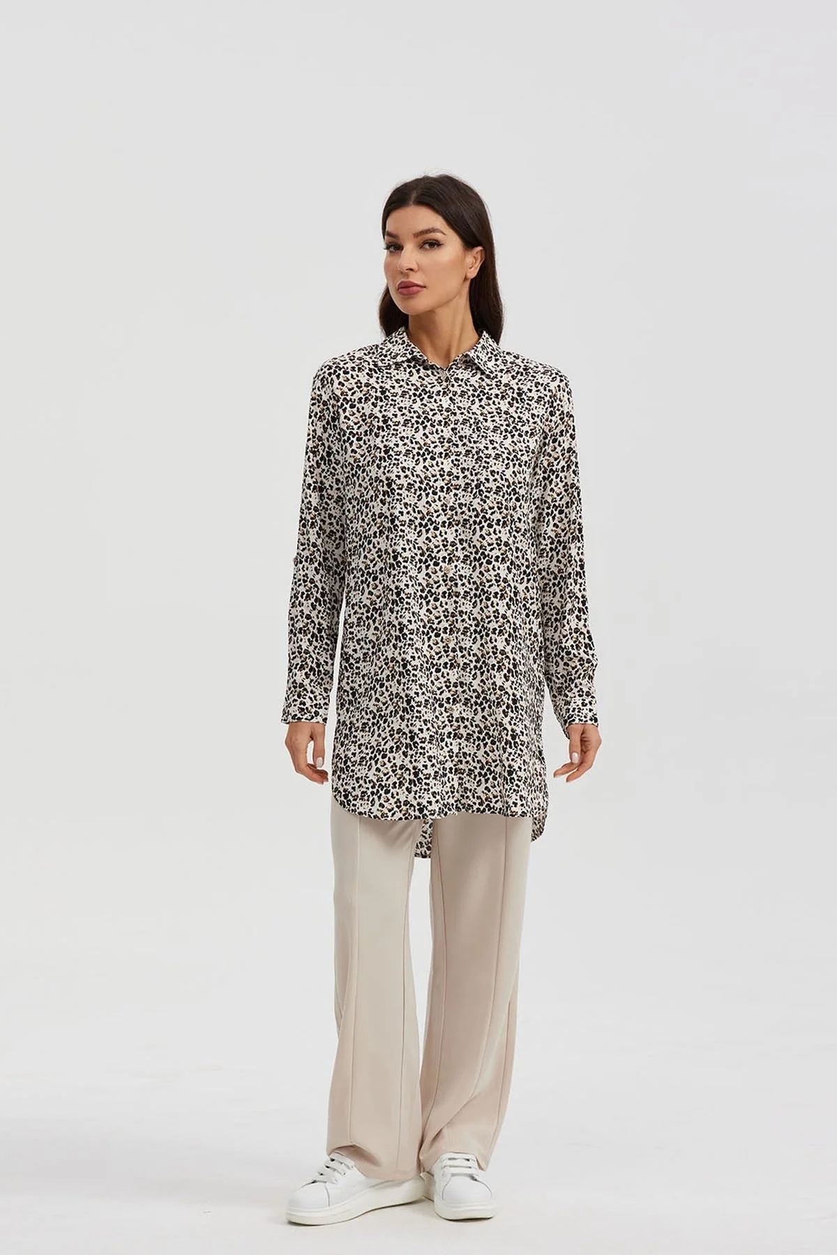 Blusa Mujer Larga Con Botón Parche Beige - Image 2