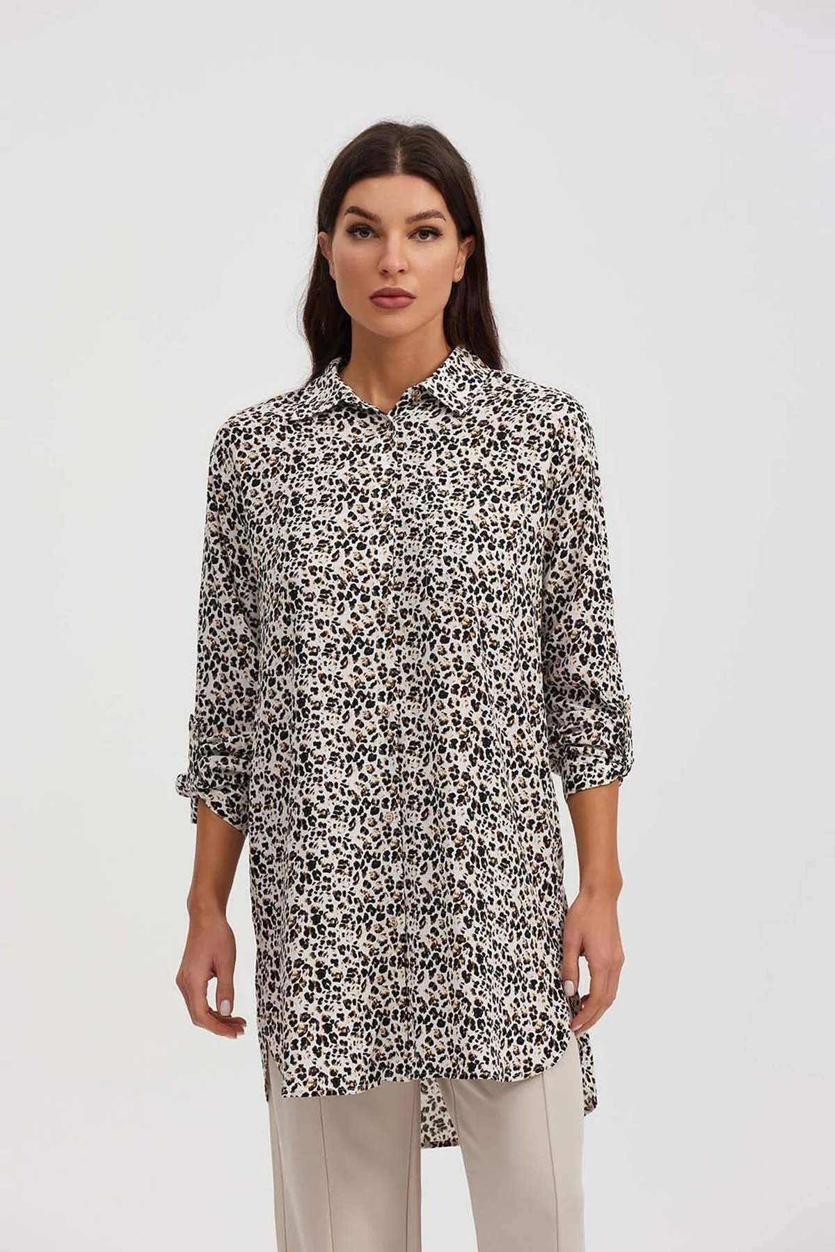 Blusa Mujer Larga Con Botón Parche Beige - Image 4