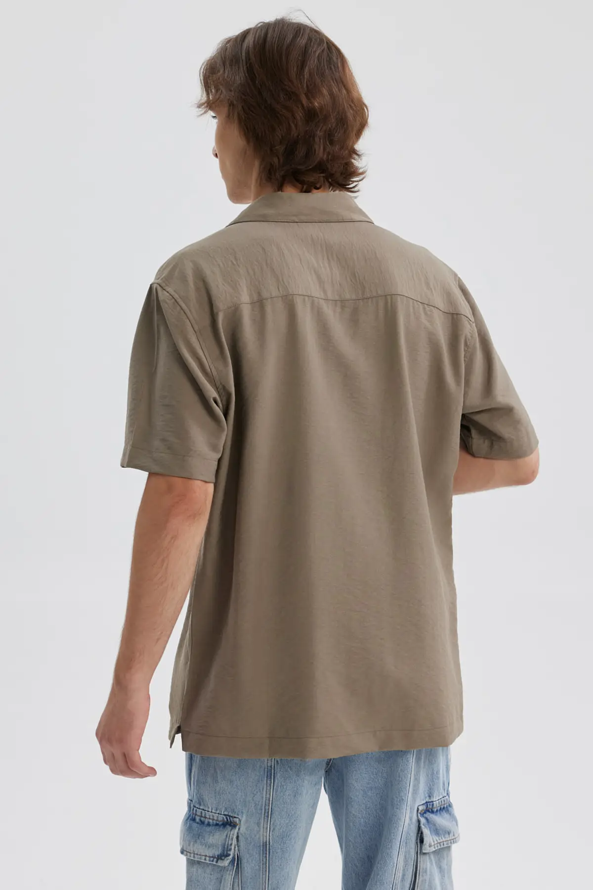 Camisa Hombre Lisa Bolsillo Café - Image 3