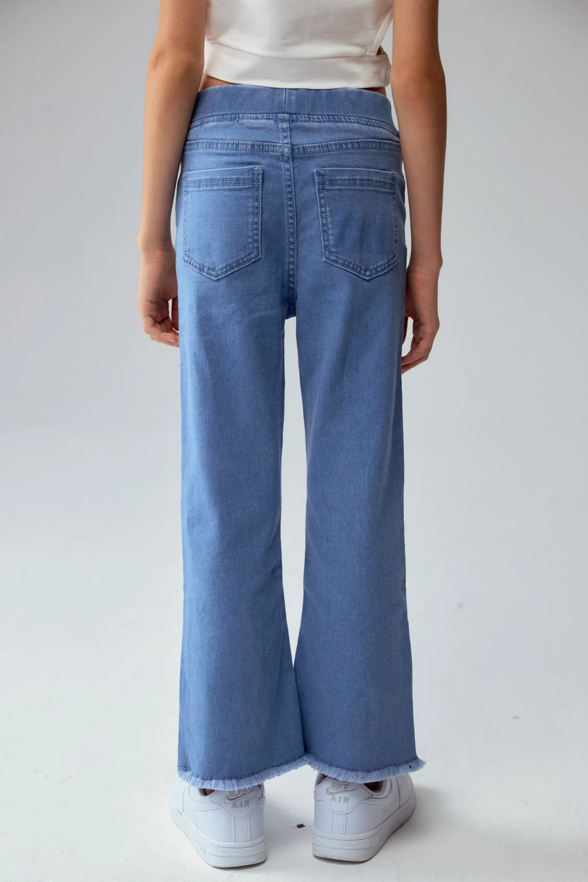 Jeans Niña Calce Recto Con Corazones Azul Claro - Image 3