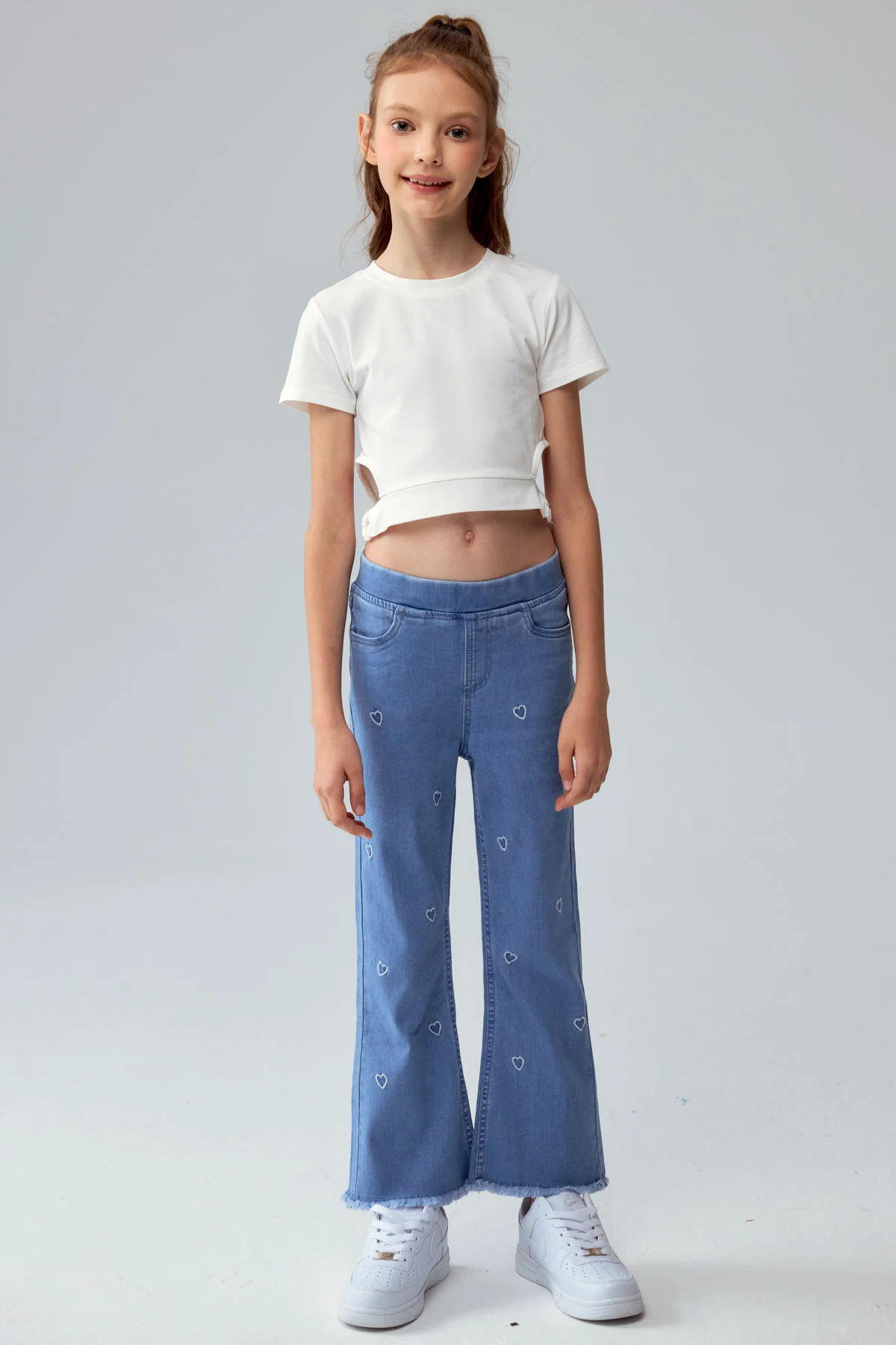 Jeans Niña Calce Recto Con Corazones Azul Claro - Image 4