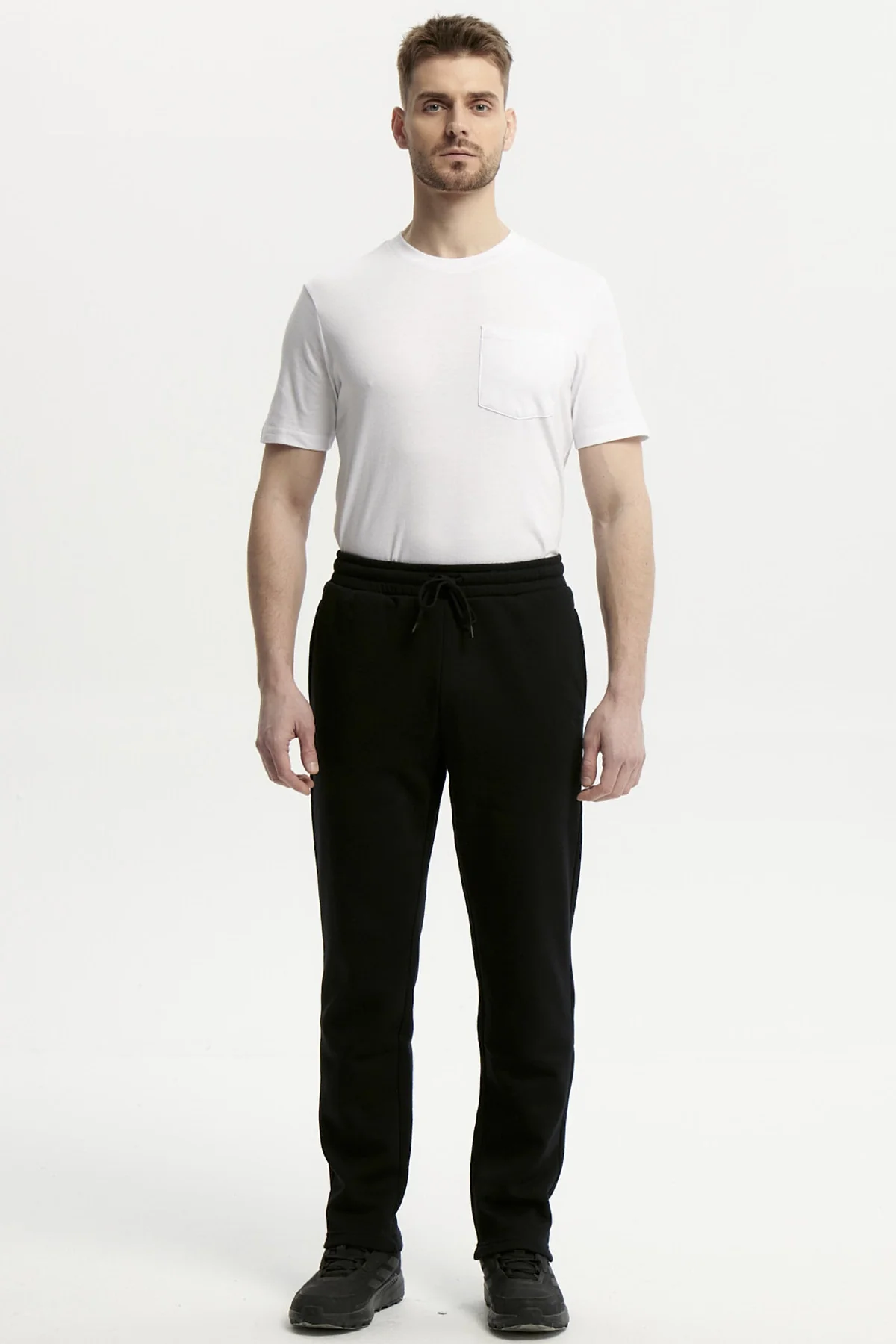 Pantalón Buzo Hombre Calce Recto Negro - Image 4