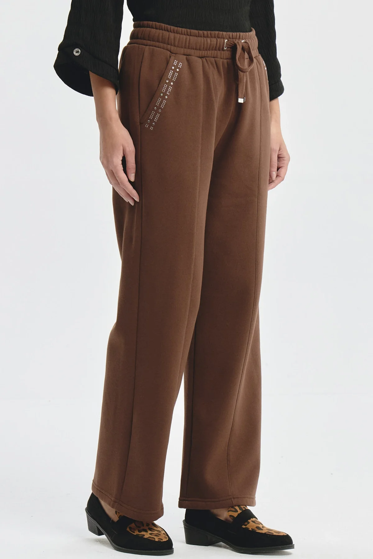 Pantalón Buzo Mujer Con Costura Frontal Café - Image 2