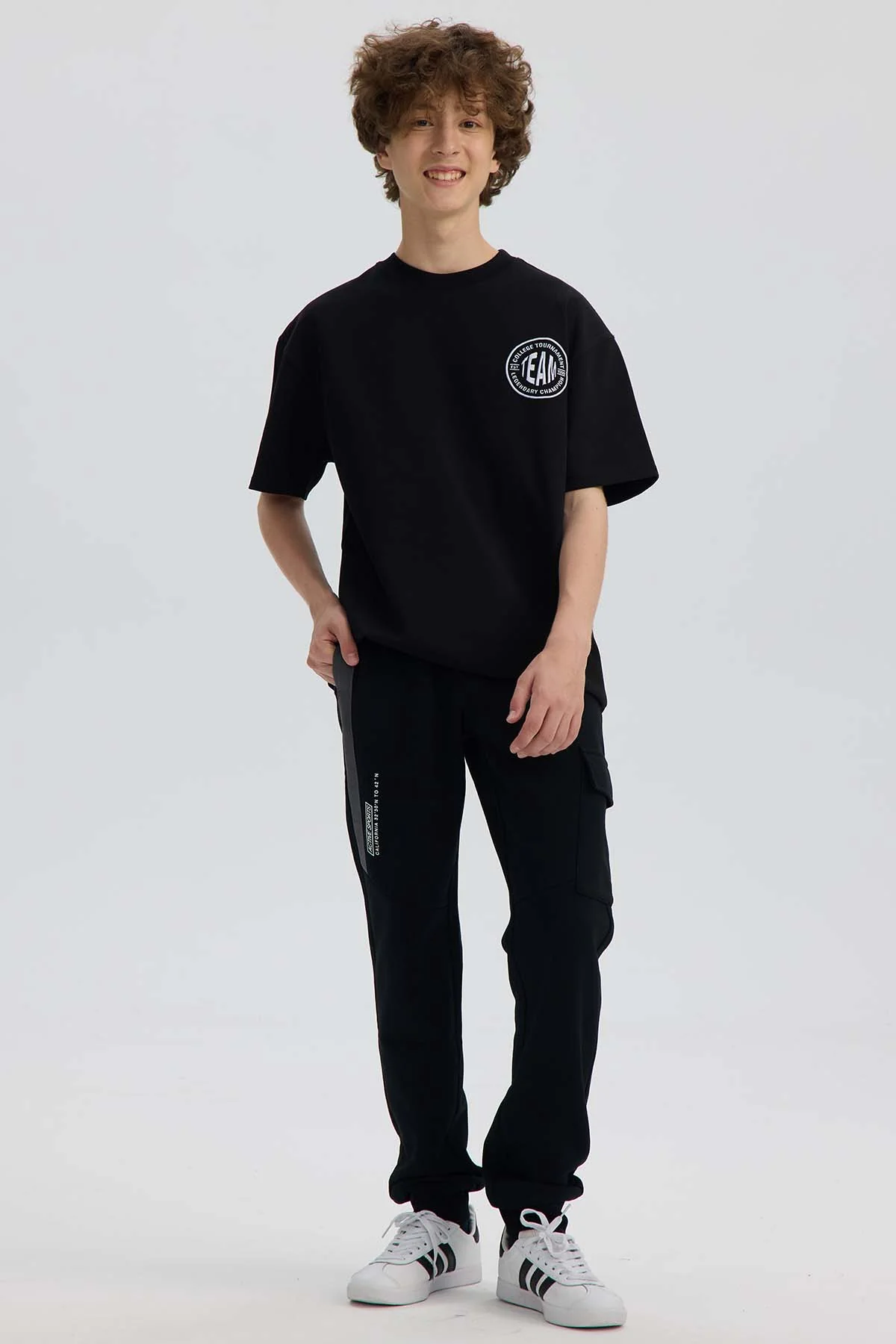 Pantalón Buzo Niño Calce Recto Con Cortes Negro - Image 4