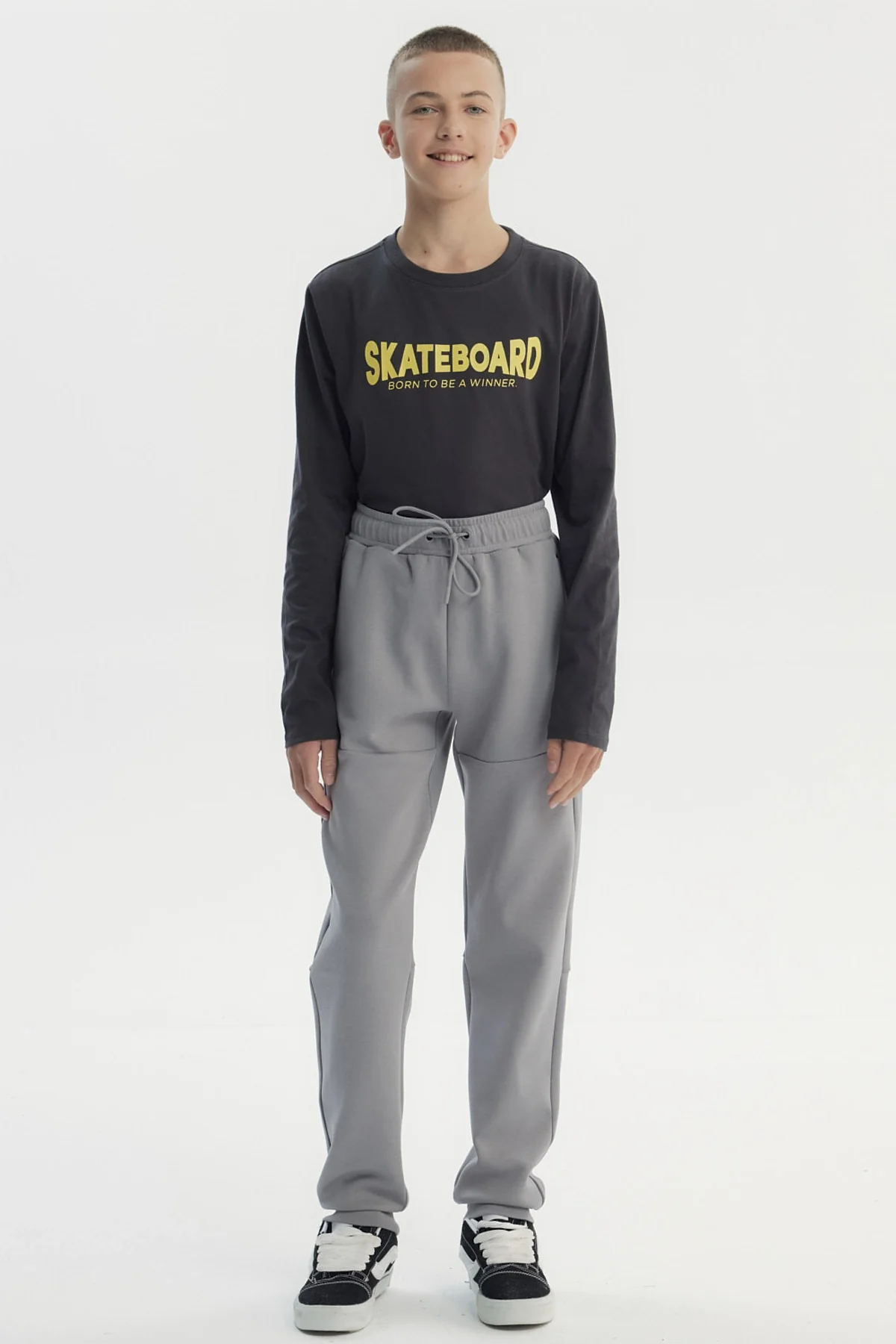 Pantalón Buzo Niño Pitillo Gris - Image 4