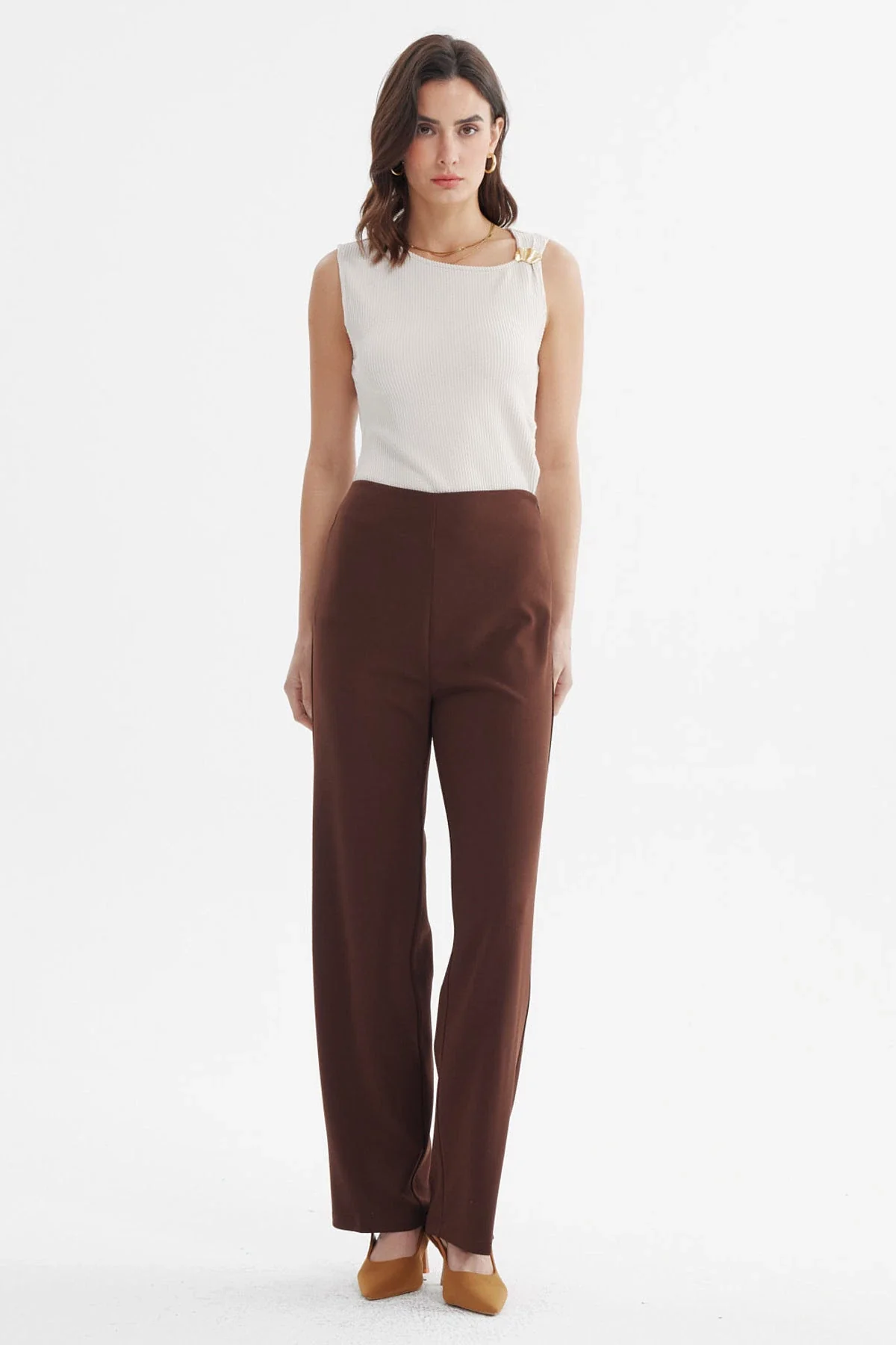 Pantalón Mujer Calce Recto Chocolate - Image 4