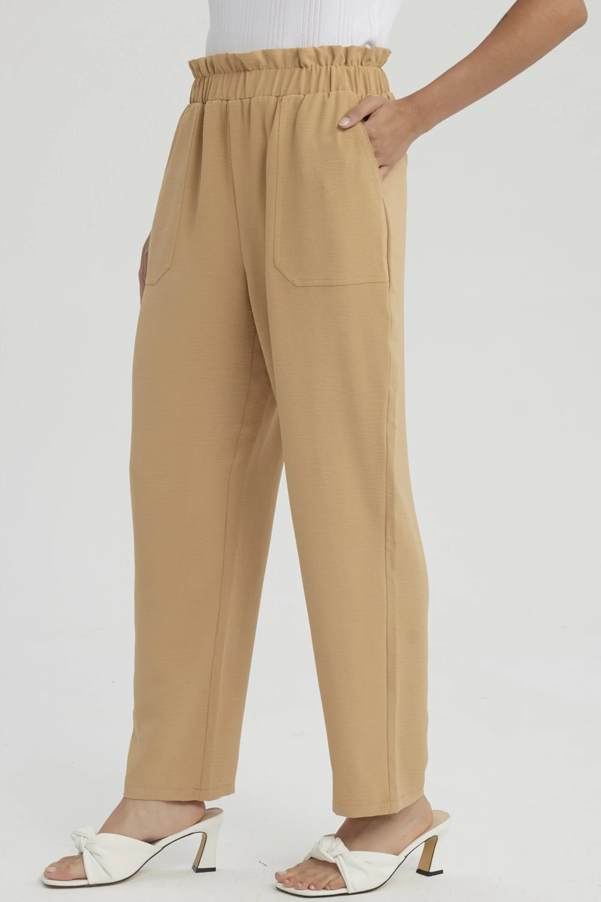 Pantalón Mujer Calce Slim Bolsillo Camel - Image 2