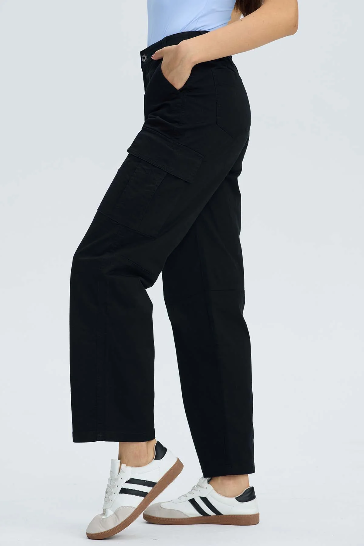 Pantalón Mujer Cargo Cortes Negro - Image 2