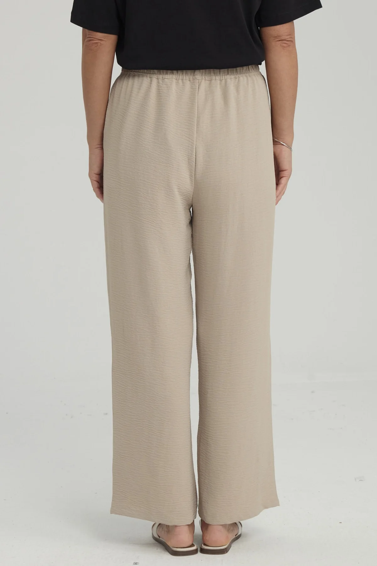 Pantalón Mujer Crep Pinzas Arena - Image 3