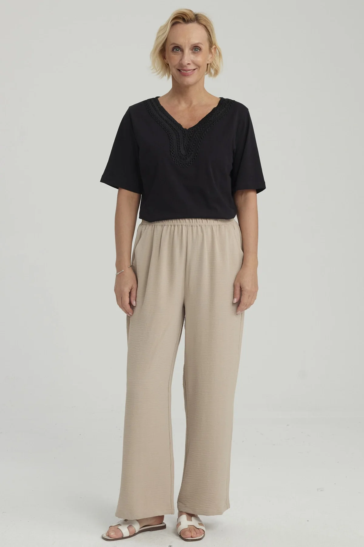Pantalón Mujer Crep Pinzas Arena - Image 4