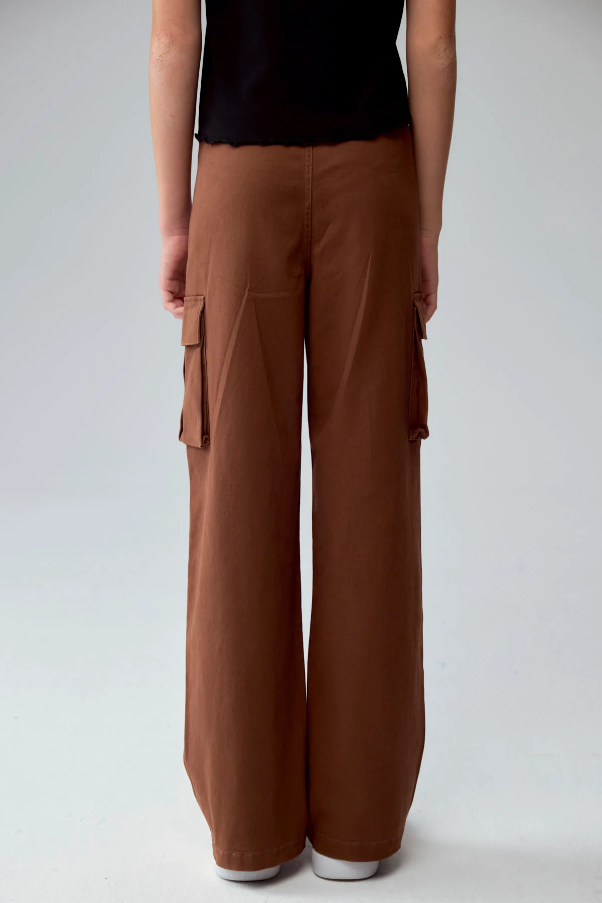 Pantalón Niña Calce Recto Cargo Café - Image 3