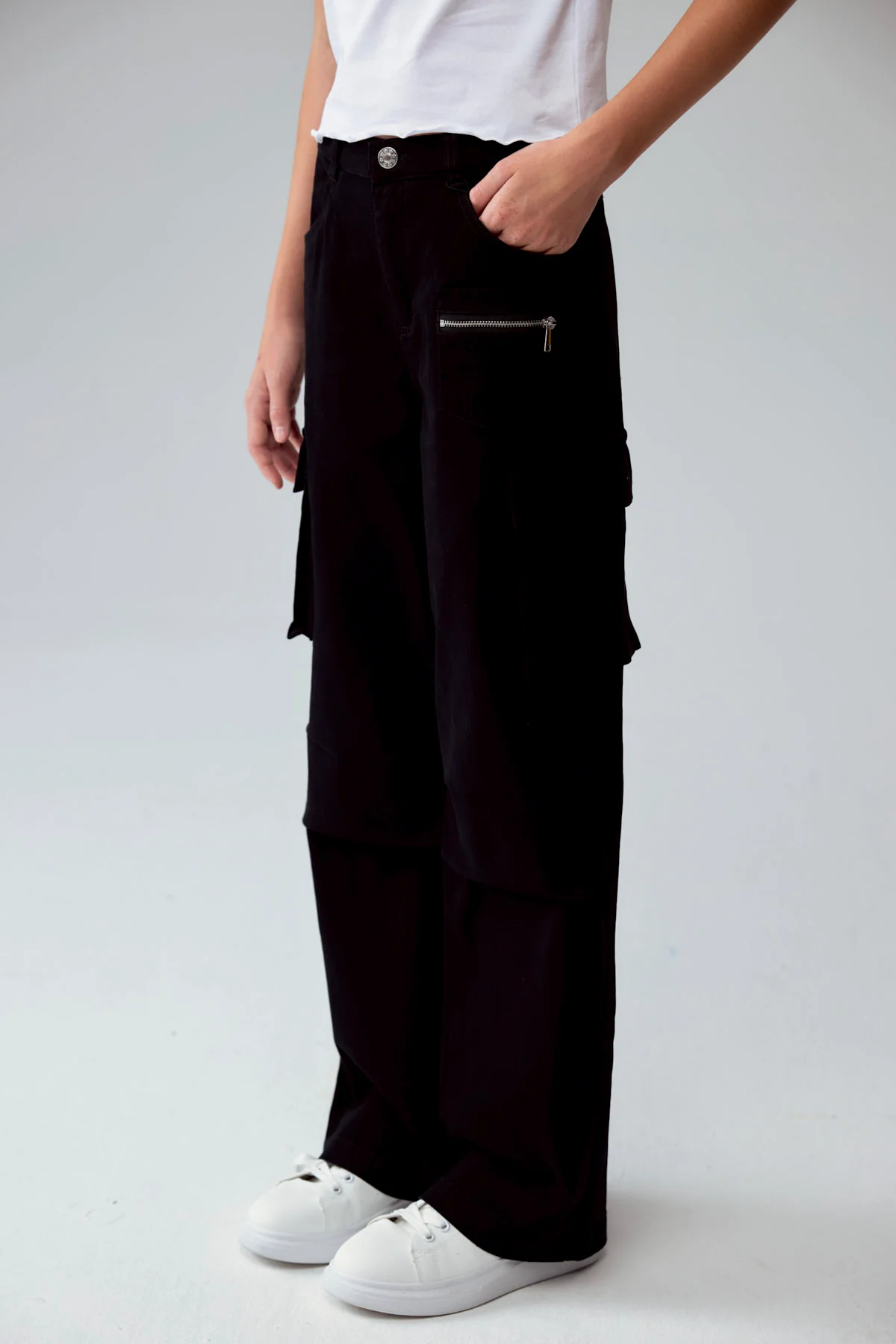 Pantalón Niña Calce Recto Cargo Negro - Image 2