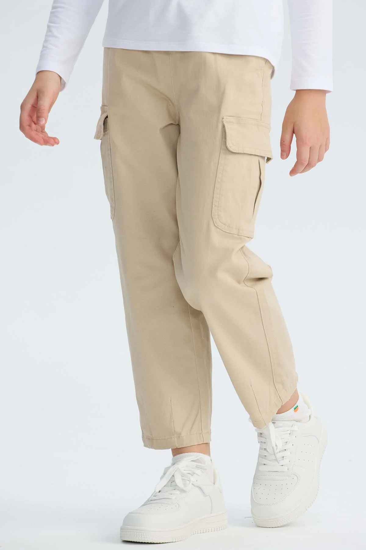 Pantalón Niña Cargo Con Pliegue En Basta Beige - Image 2