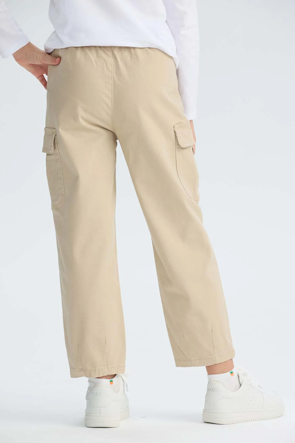 Pantalón Niña Cargo Con Pliegue En Basta Beige - Image 3
