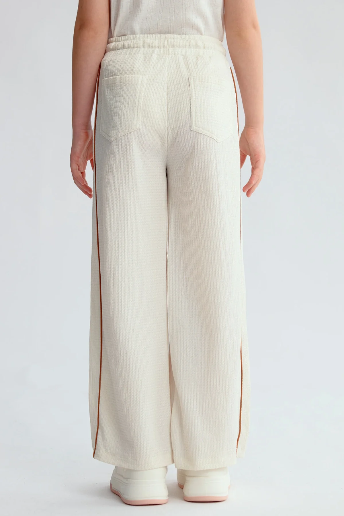 Pantalón Niña Crep Accesorios Cordón Beige - Image 3