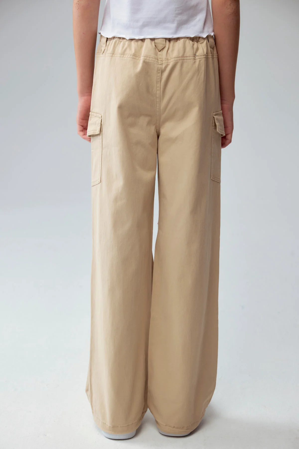 Pantalón Niña Parachute Con Bolsillo Beige - Image 3