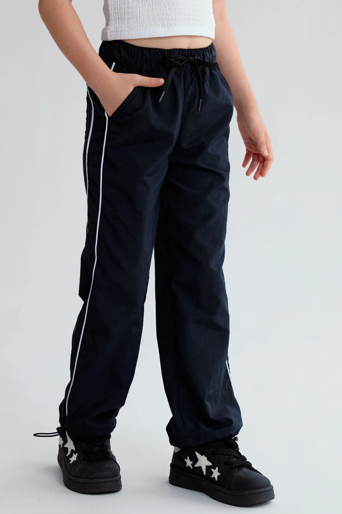 Pantalón Niña Parachute Con Piping Negro - Image 2