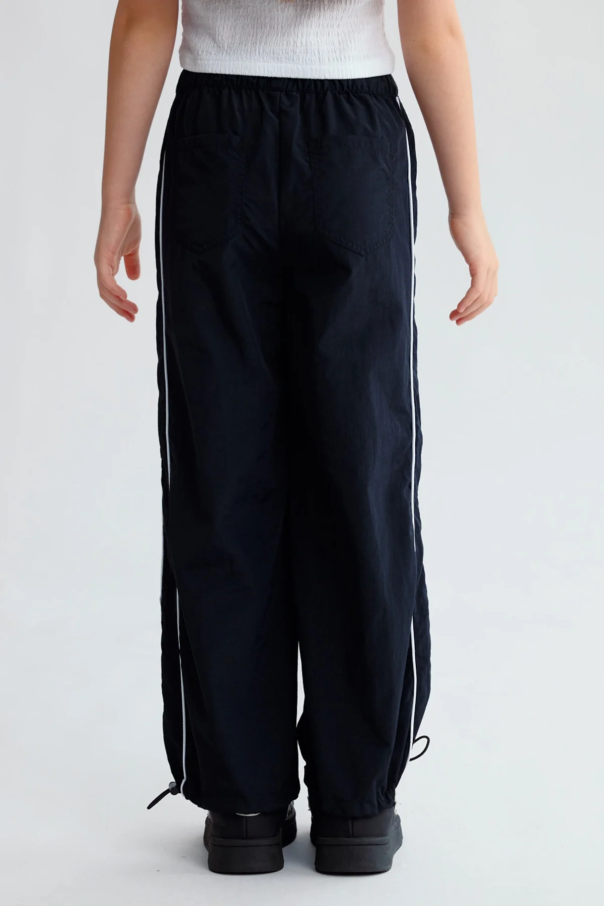 Pantalón Niña Parachute Con Piping Negro - Image 3