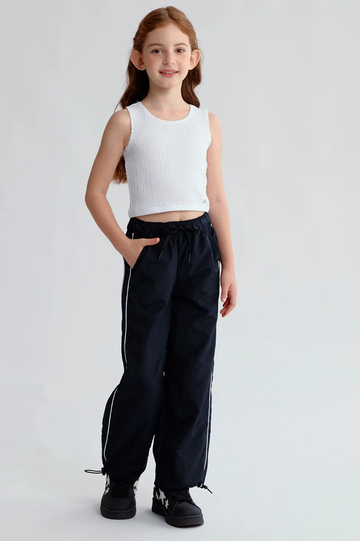 Pantalón Niña Parachute Con Piping Negro - Image 4