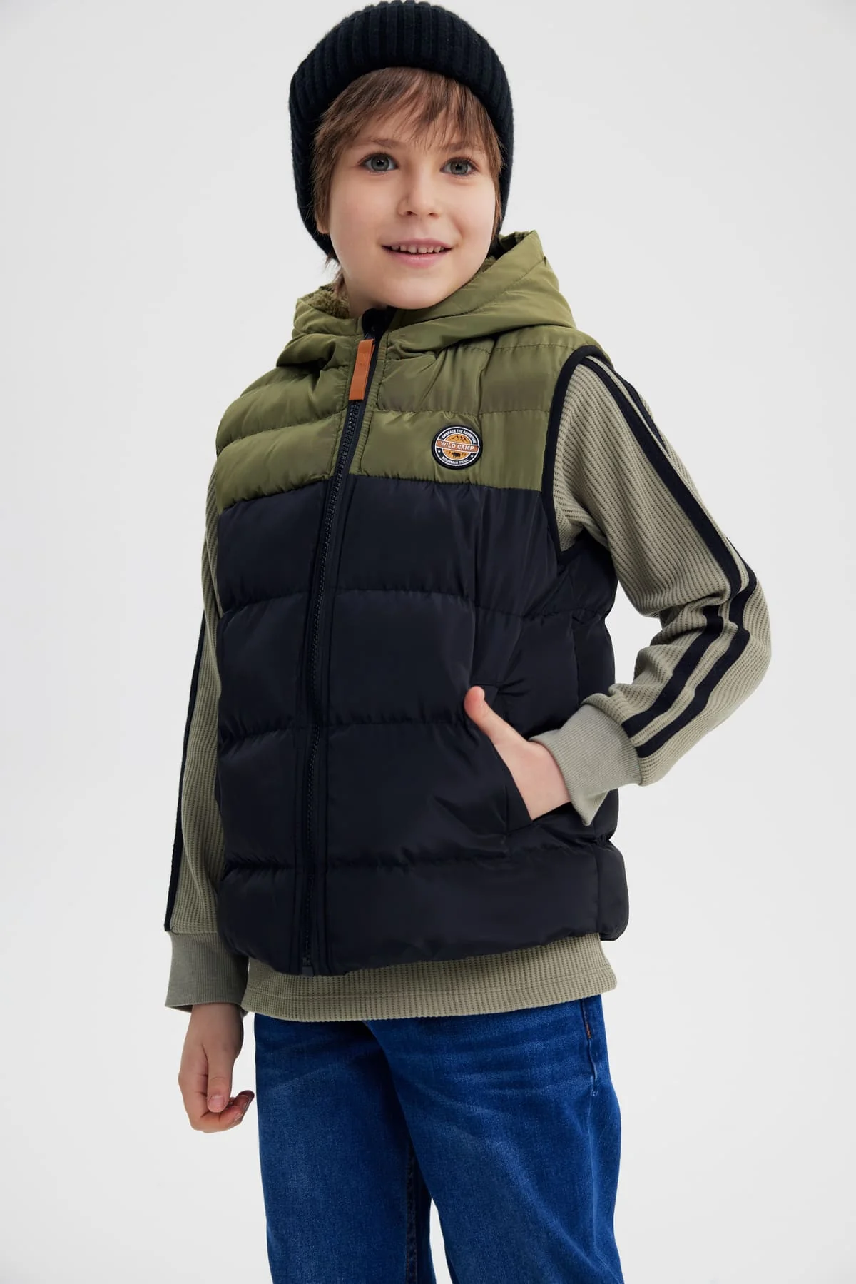 Parka Niño Sin Mangas Verde Militar - Image 2