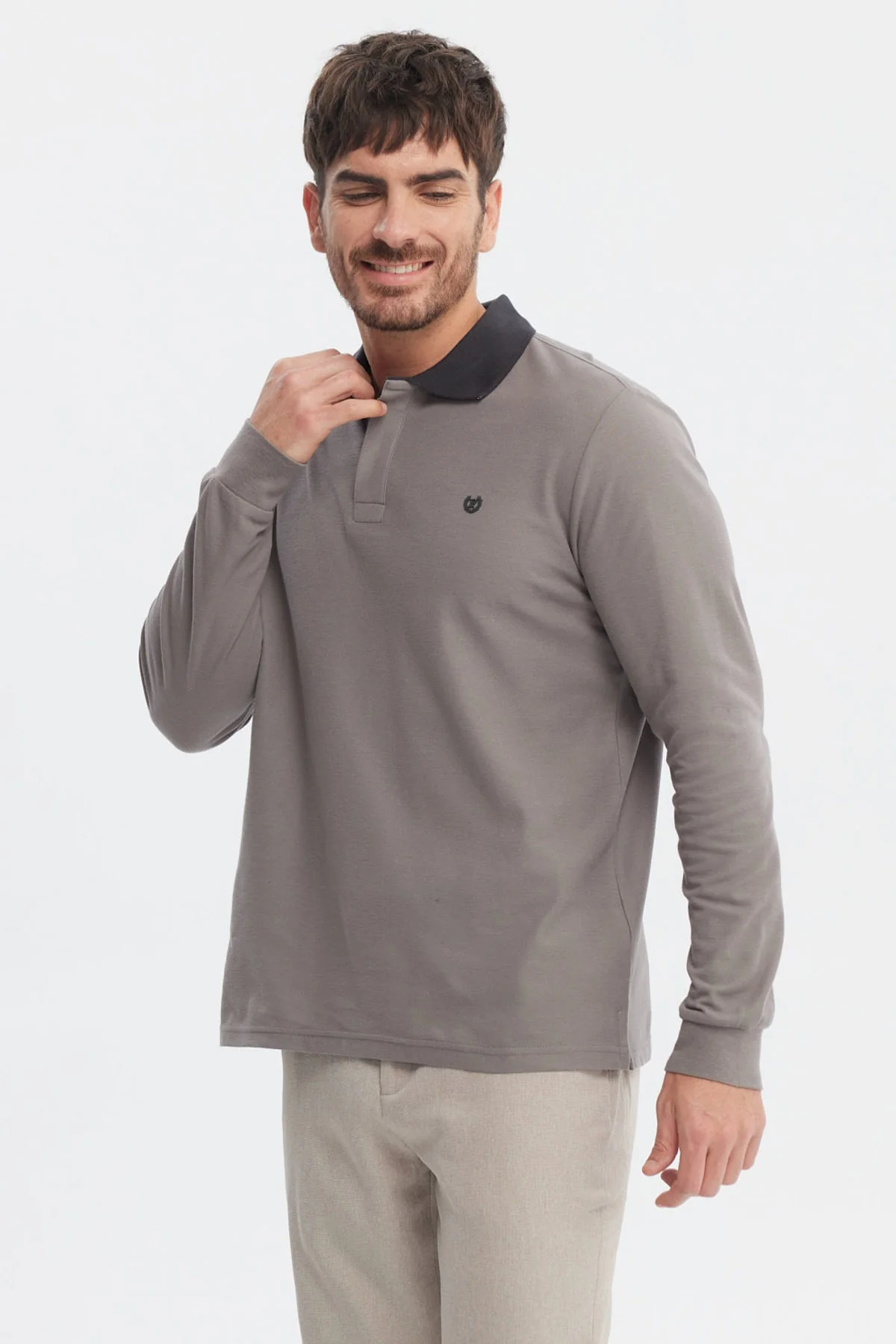 Polera Hombre Cuello Contraste Gris - Image 2