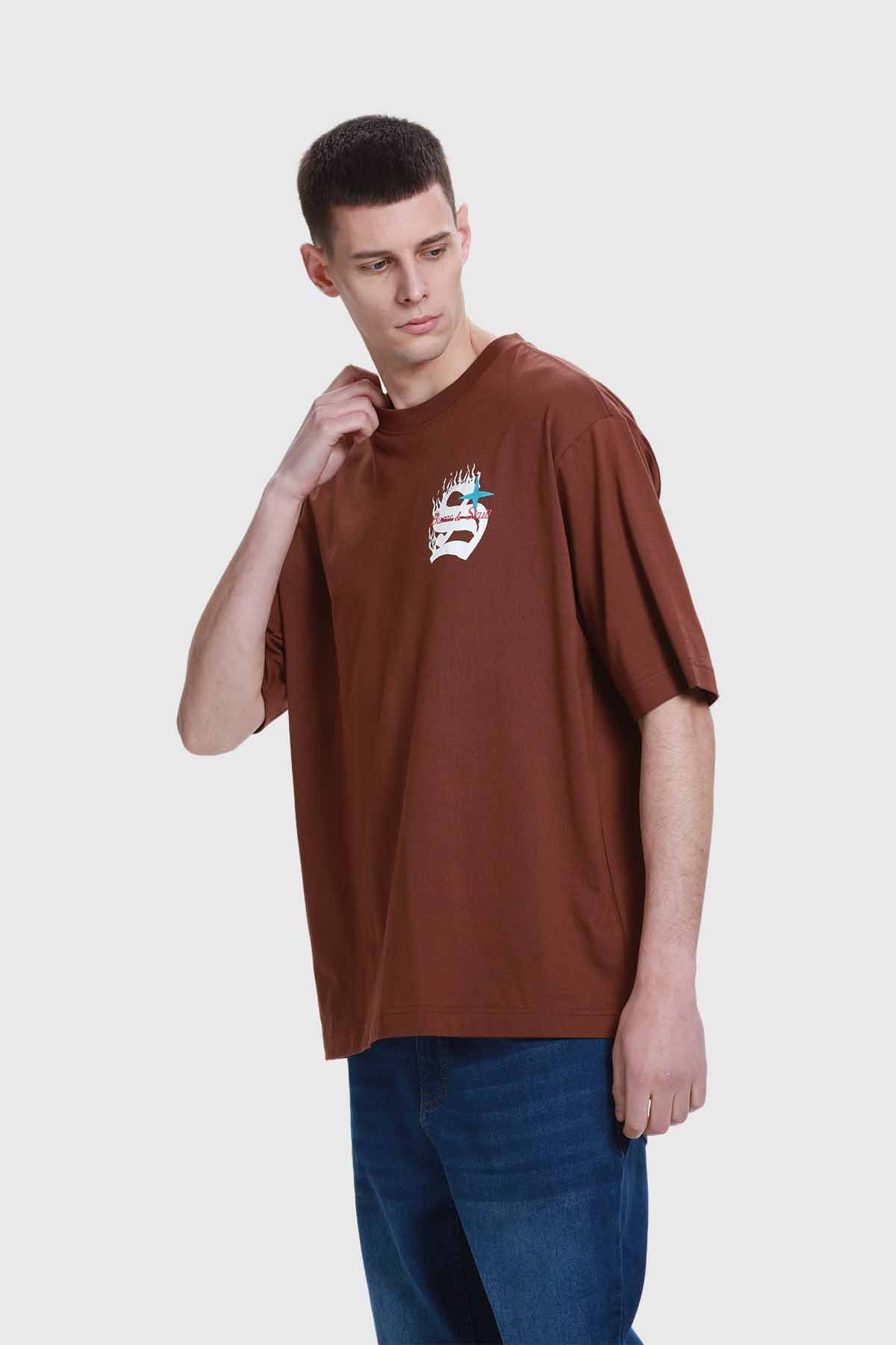 Polera Hombre Doble Print Texto Chocolate - Image 2