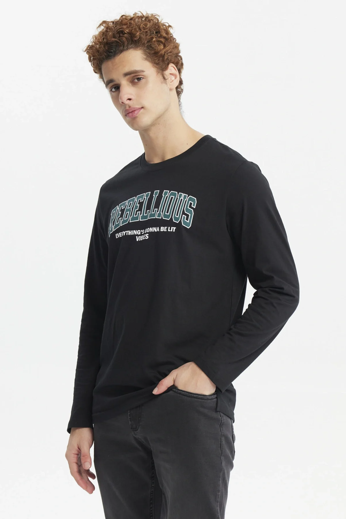 Polera Hombre Larga Con Print Negro - Image 2