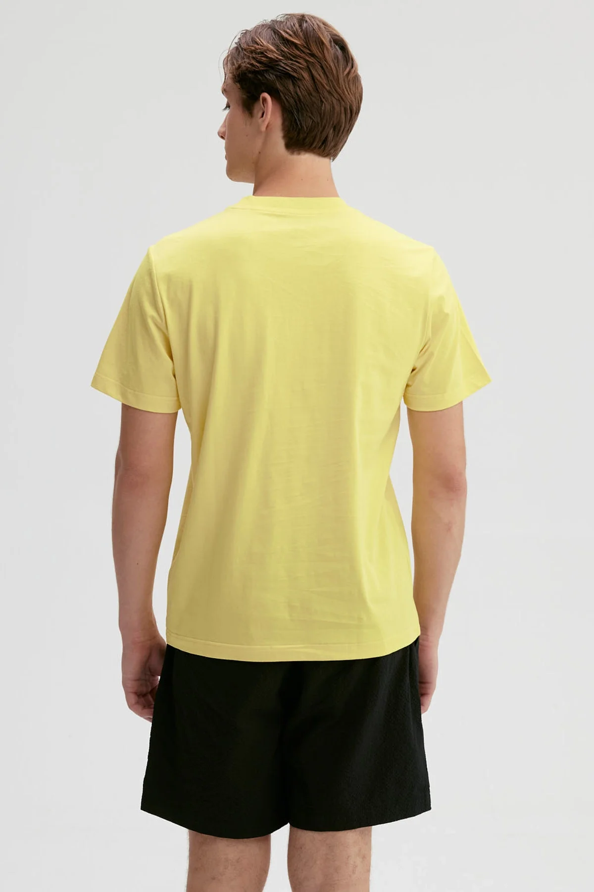 Polera Hombre One Piece Amarillo - Image 3