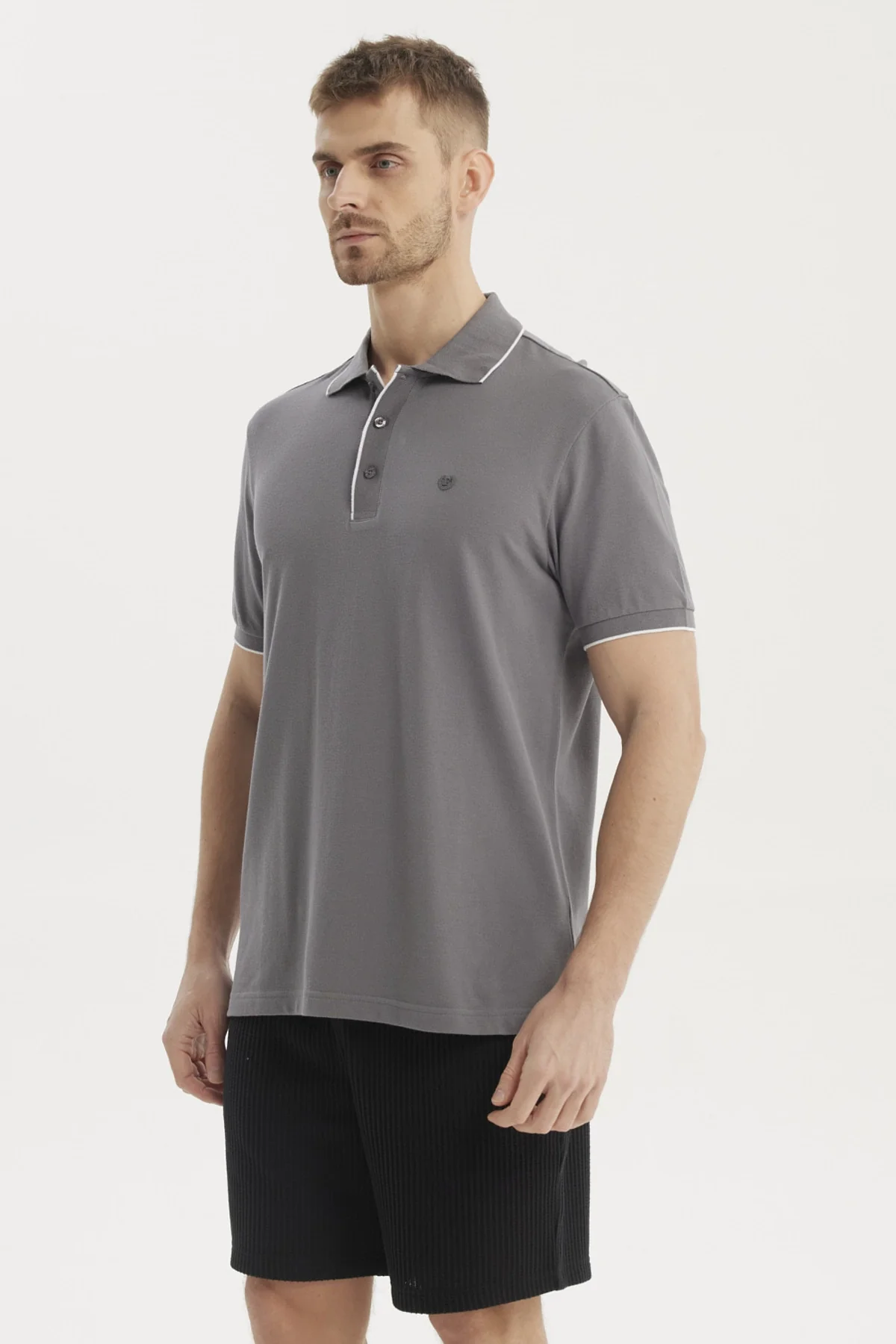 Polera Hombre Pique Detalle En Cuello Gris - Image 2