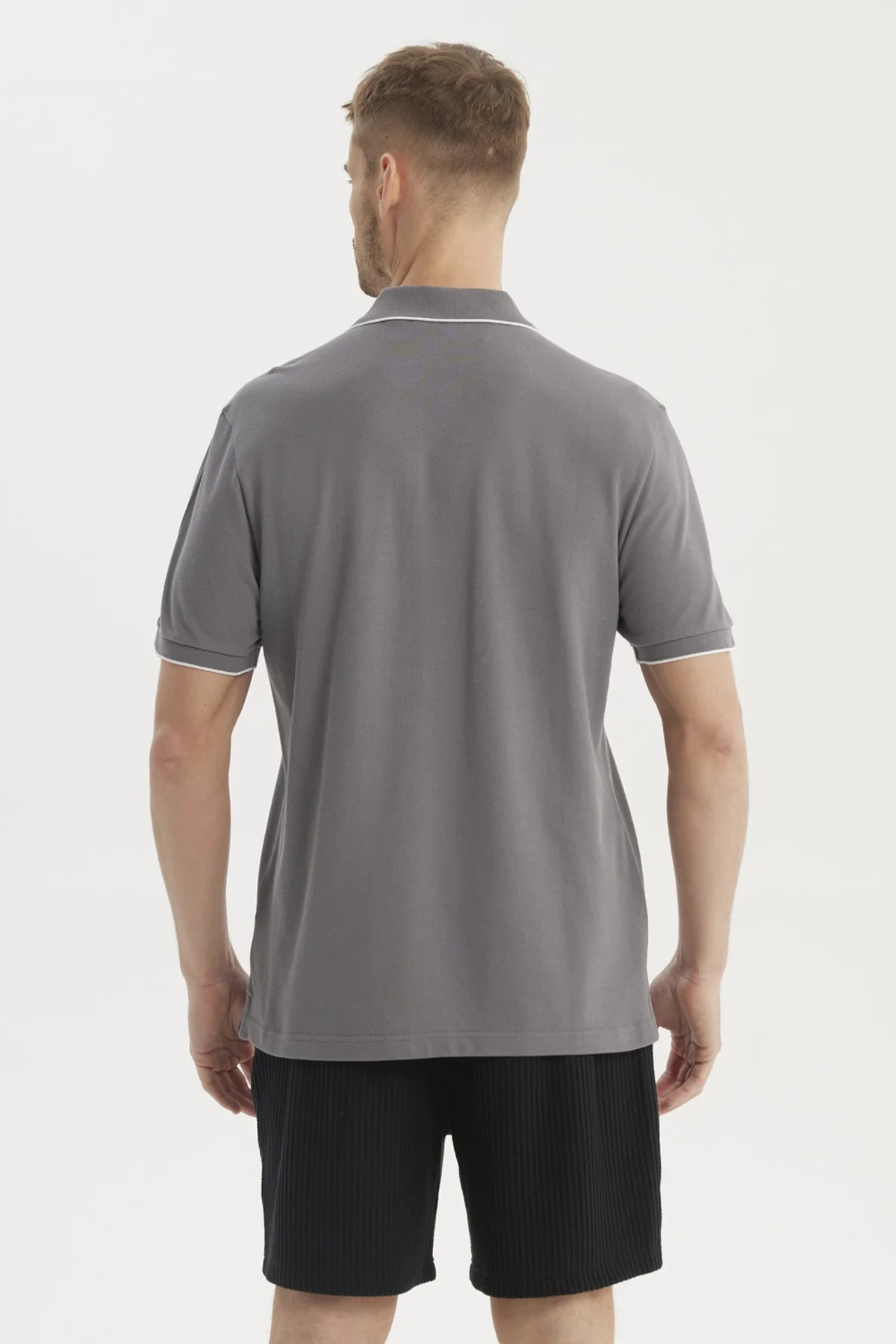 Polera Hombre Pique Detalle En Cuello Gris - Image 3