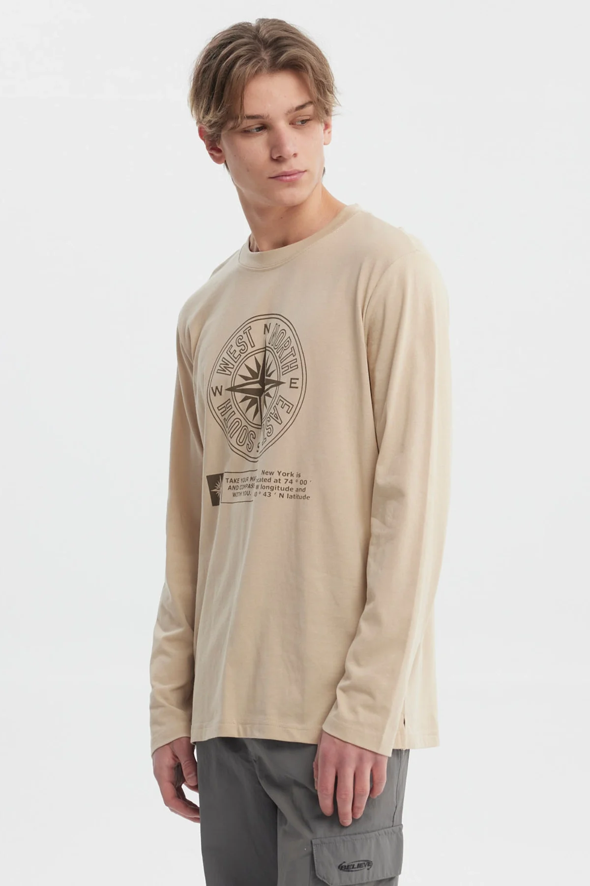Polera Hombre Print Frontal Beige Oscuro - Image 2