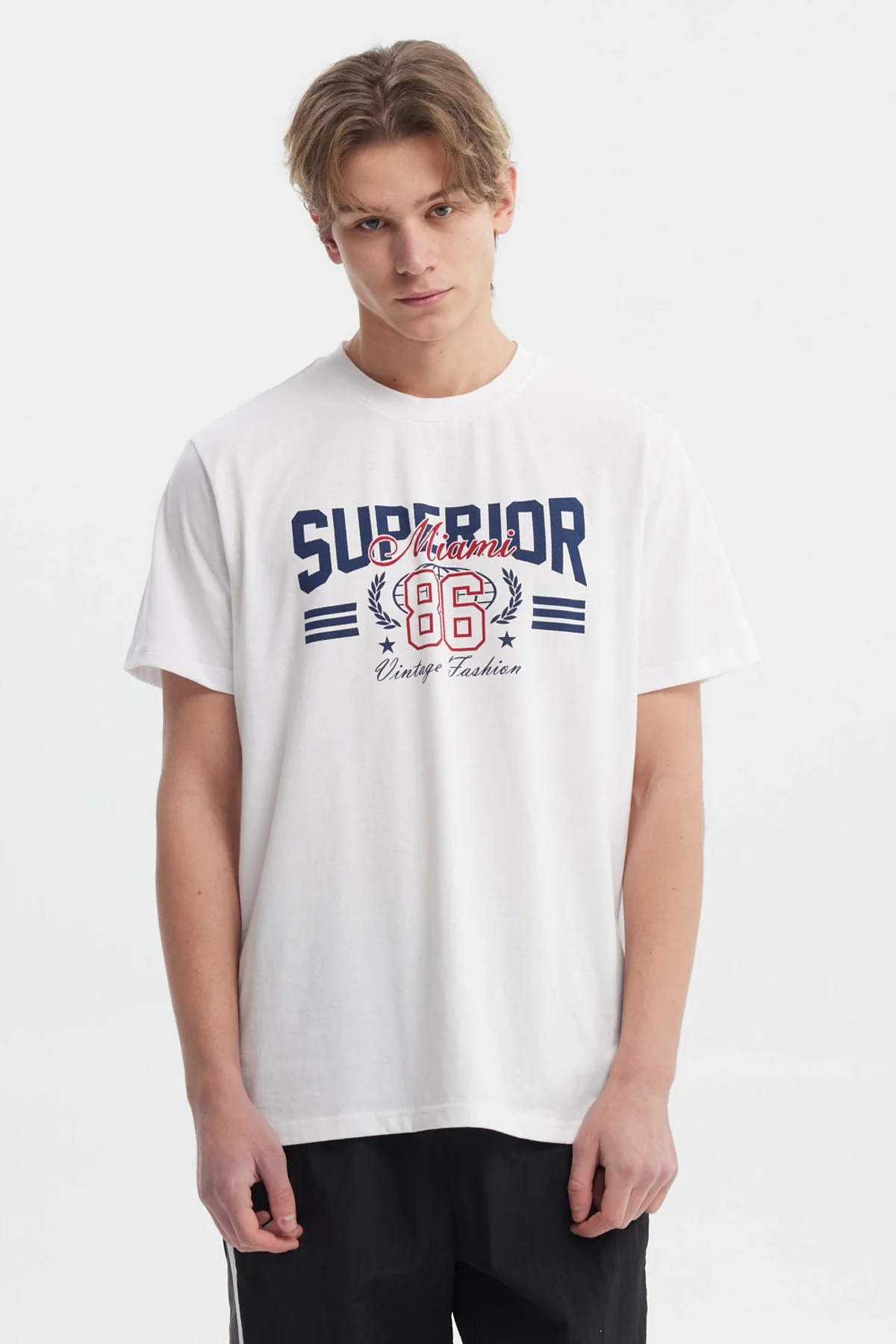 Polera Hombre Regular Fit Print College Blanco