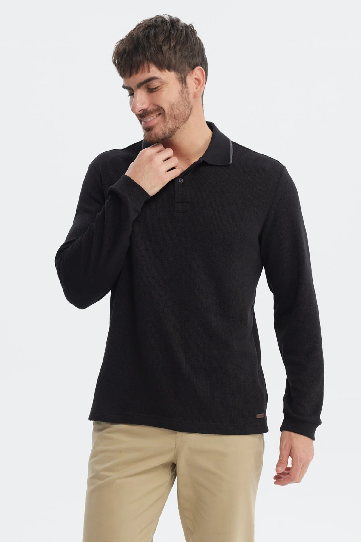 Polera Hombre Textura Con Botón Negro