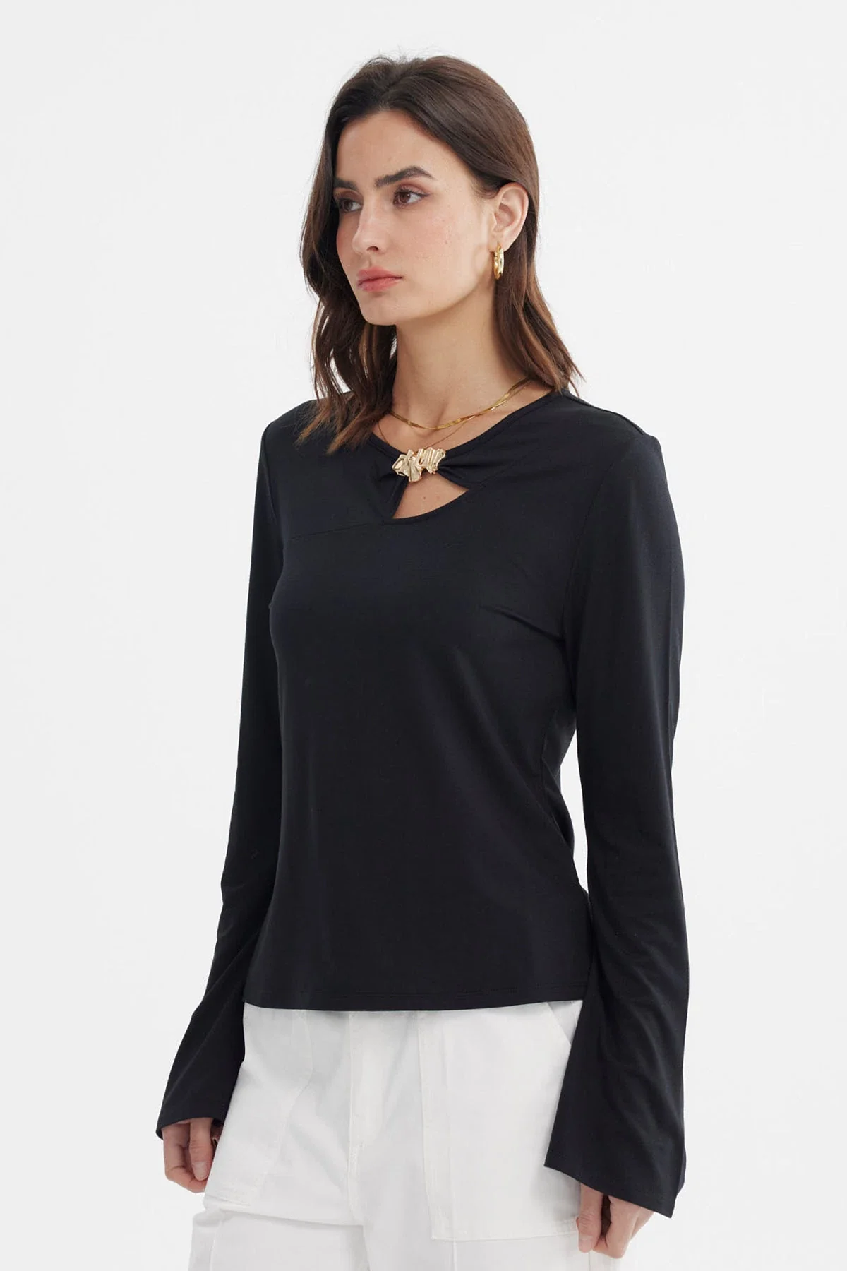 Polera Mujer Aplicación Metalica En Pecho Negro - Image 2