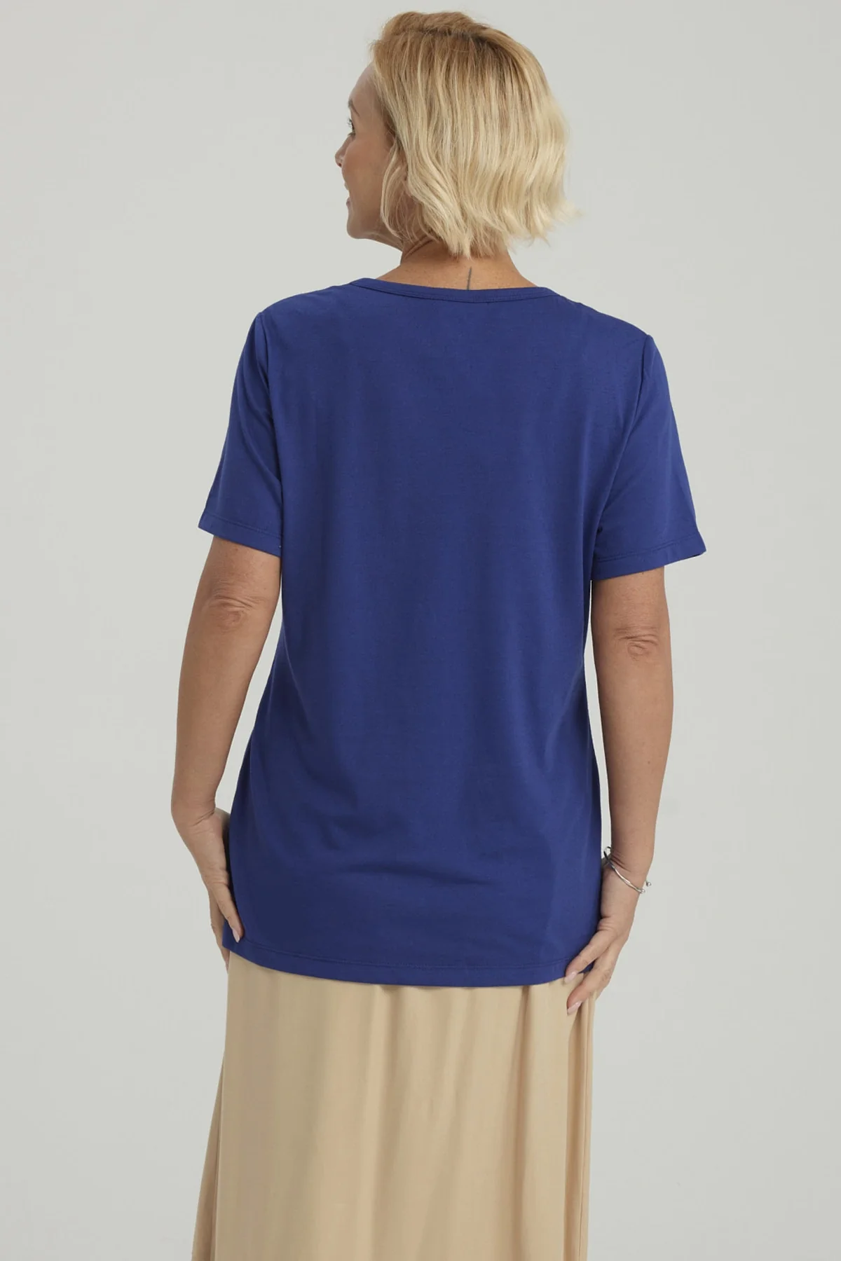 Polera Mujer Con Tachas Azul Oscuro - Image 3
