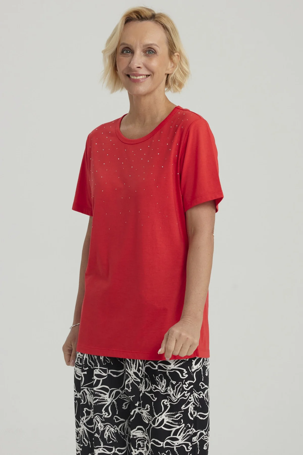 Polera Mujer Con Tachas Rojo - Image 2