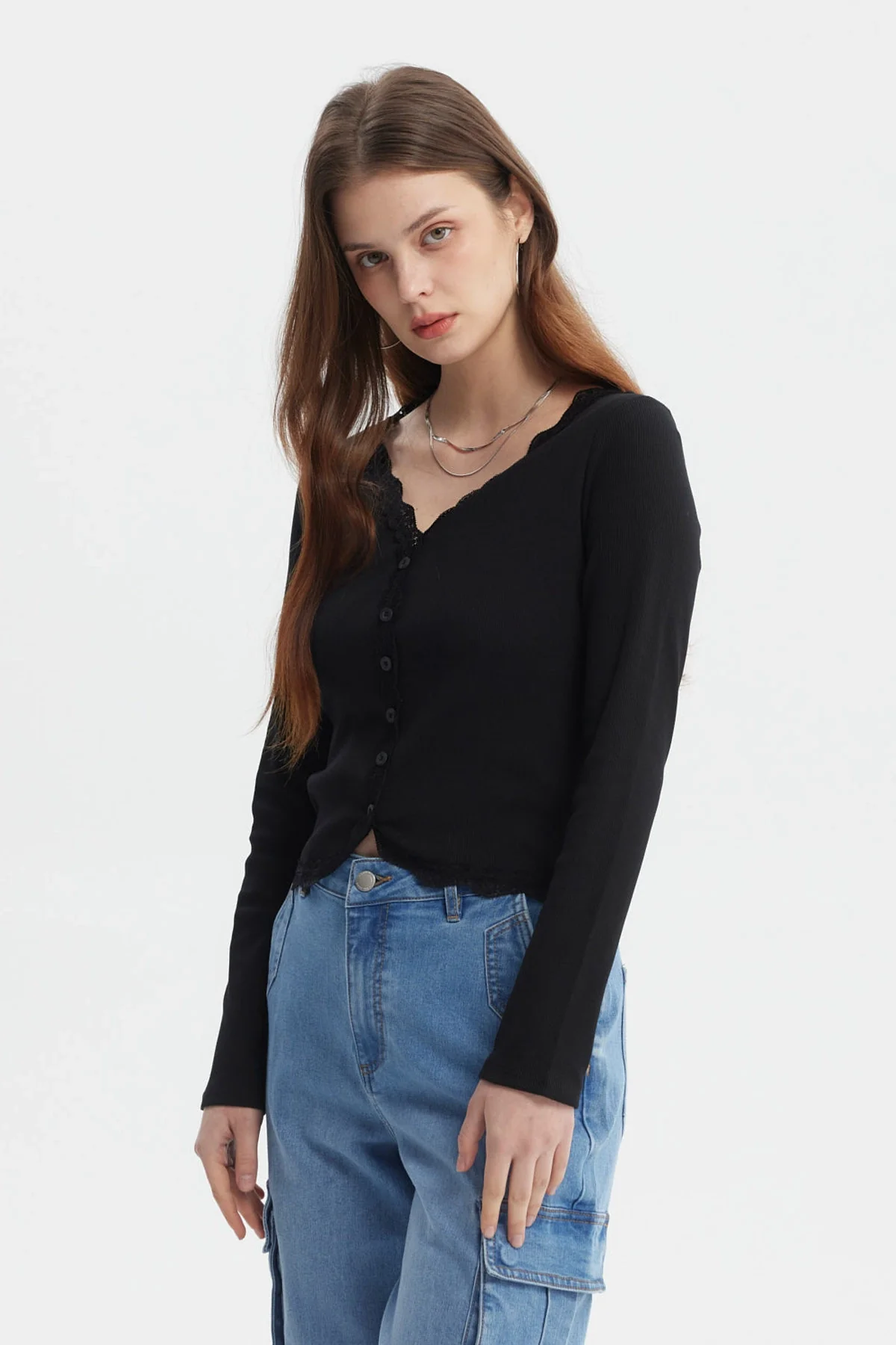 Polera Mujer Cuello Cv Encaje Rulet En Puño Negro - Image 2