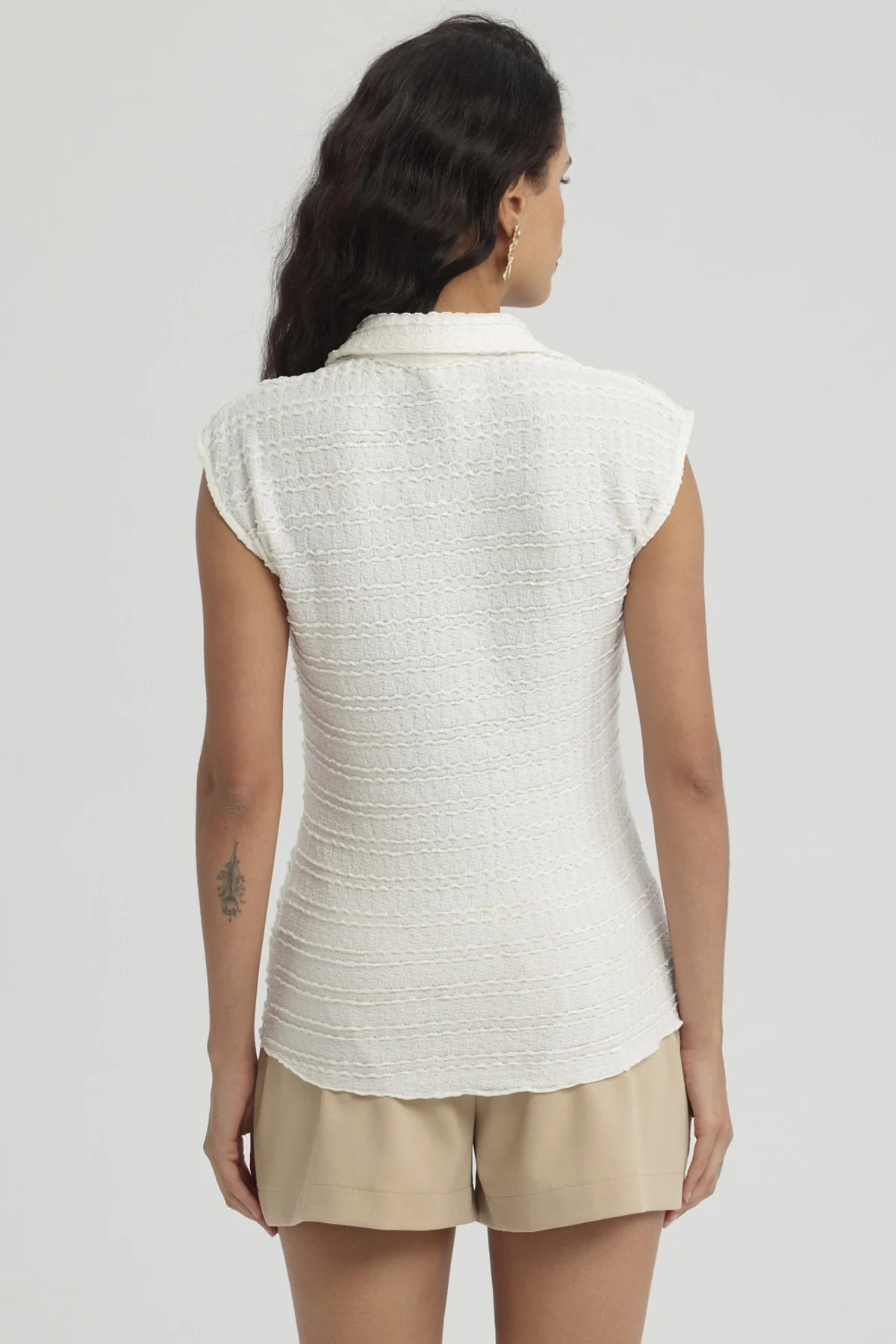 Polera Mujer Textura Abotonada Crudo - Image 3