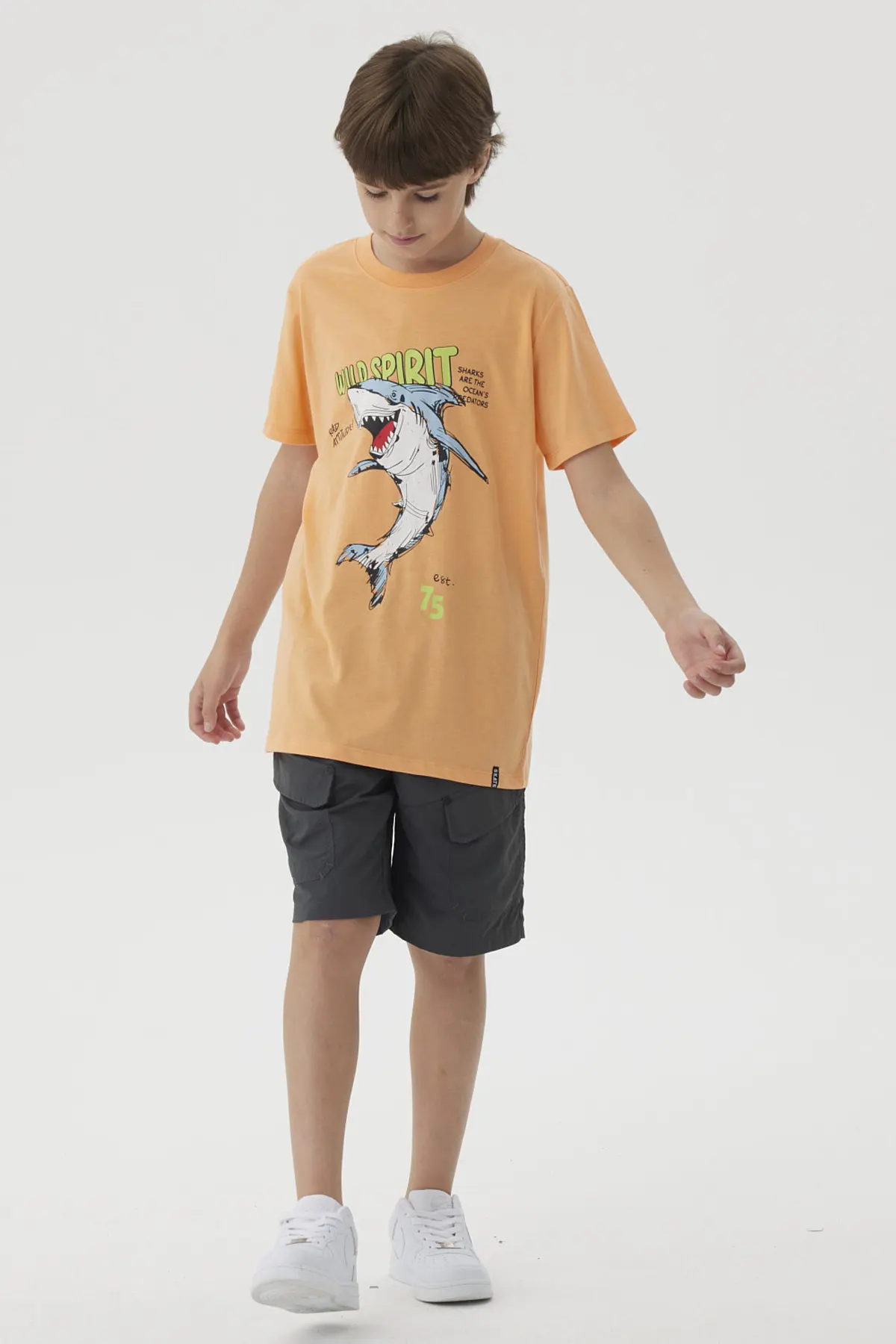 Polera Niño Básica Estampada Naranjo - Image 4