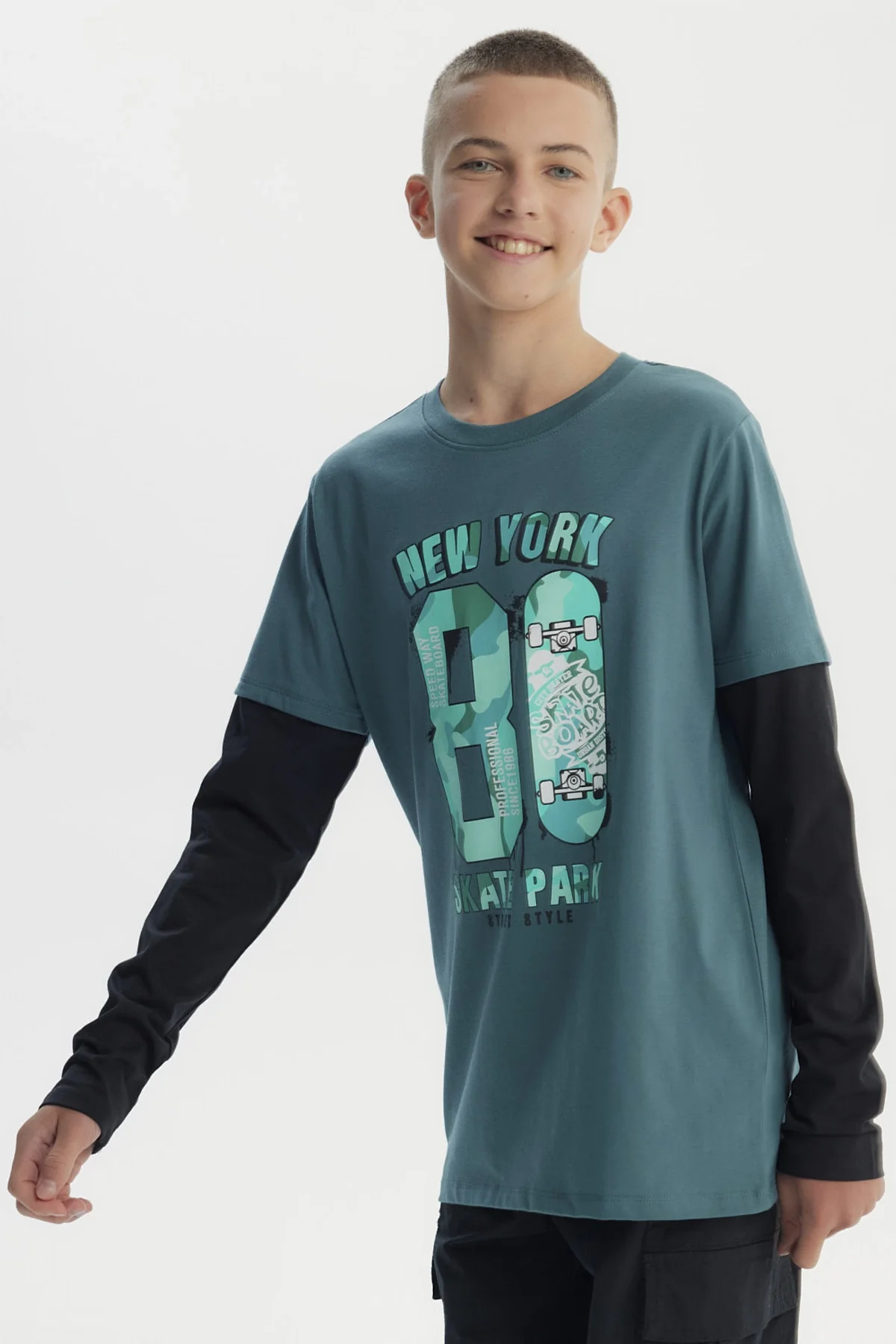 Polera Niño Básica Print Verde Oscuro - Image 2