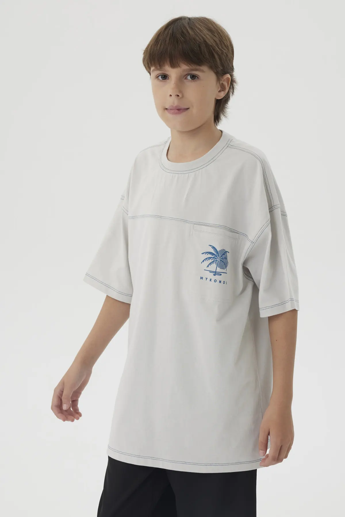 Polera Niño Bolsillo Print Gris - Image 2