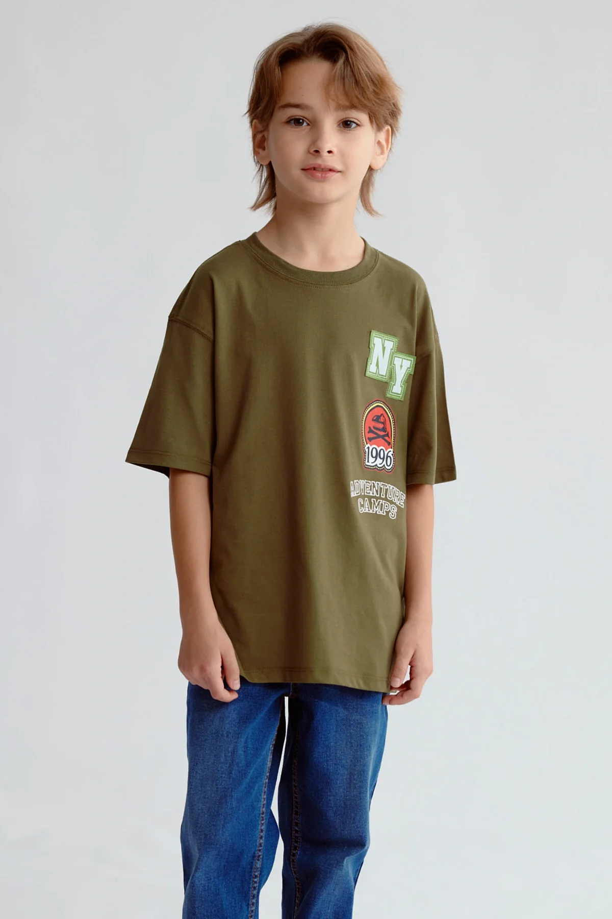 Polera Niño Bordado y Parche Verde Militar - Image 2