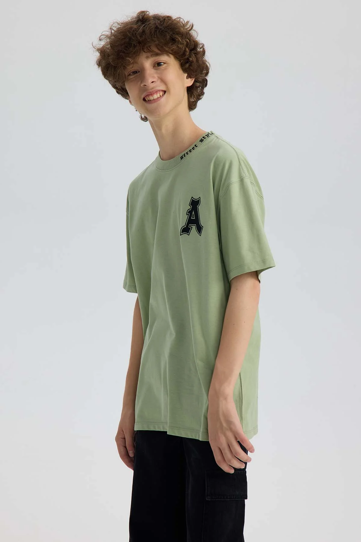 Polera Niño Cuello Bordado Verde Claro - Image 2
