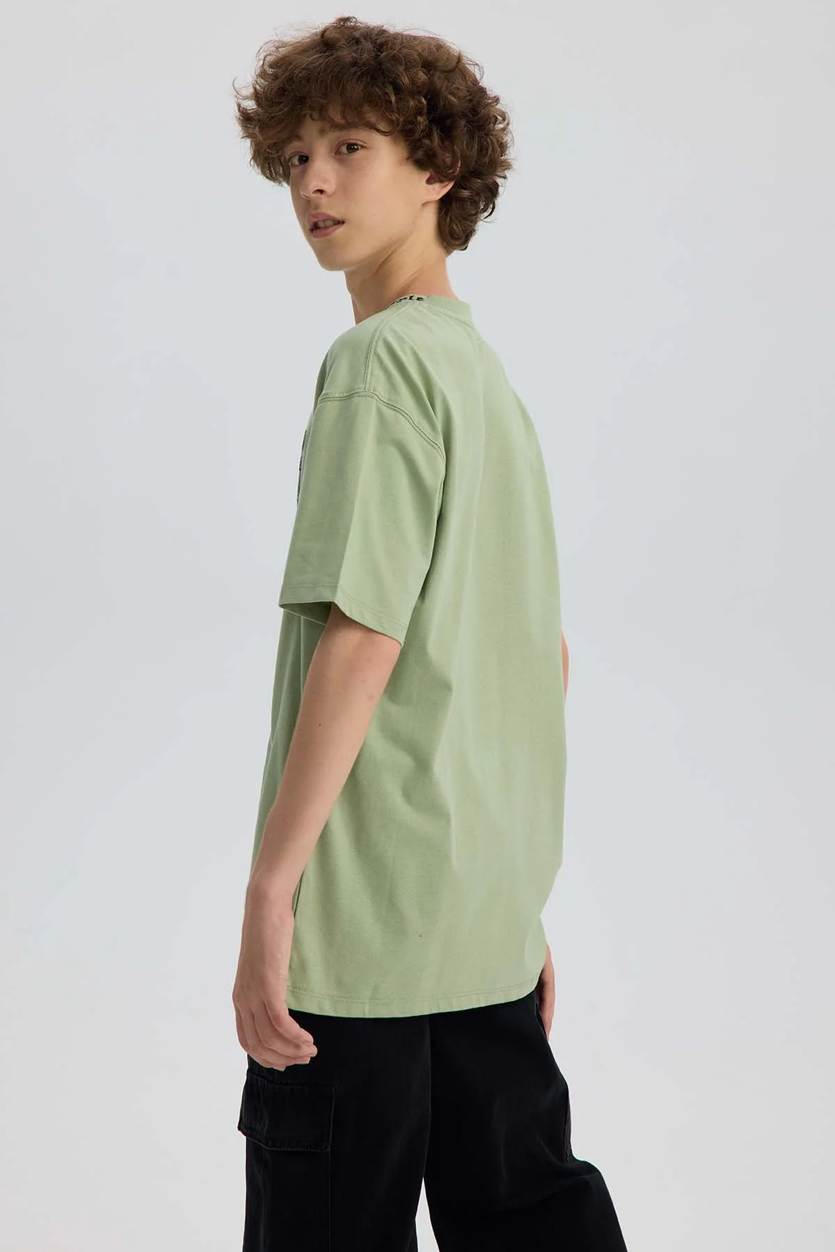 Polera Niño Cuello Bordado Verde Claro - Image 3