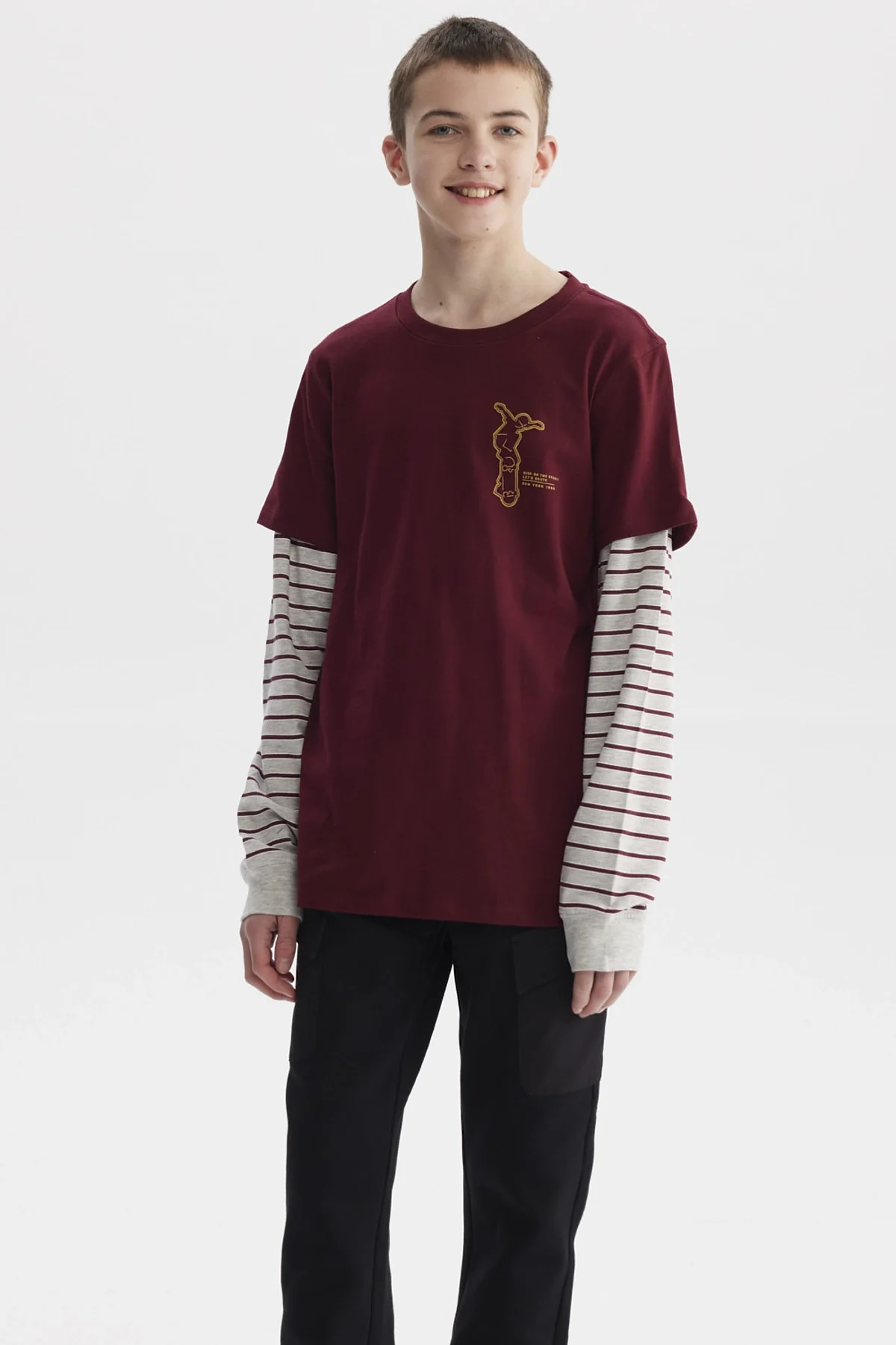 Polera Niño Doble Mangas Estampada Burdeo