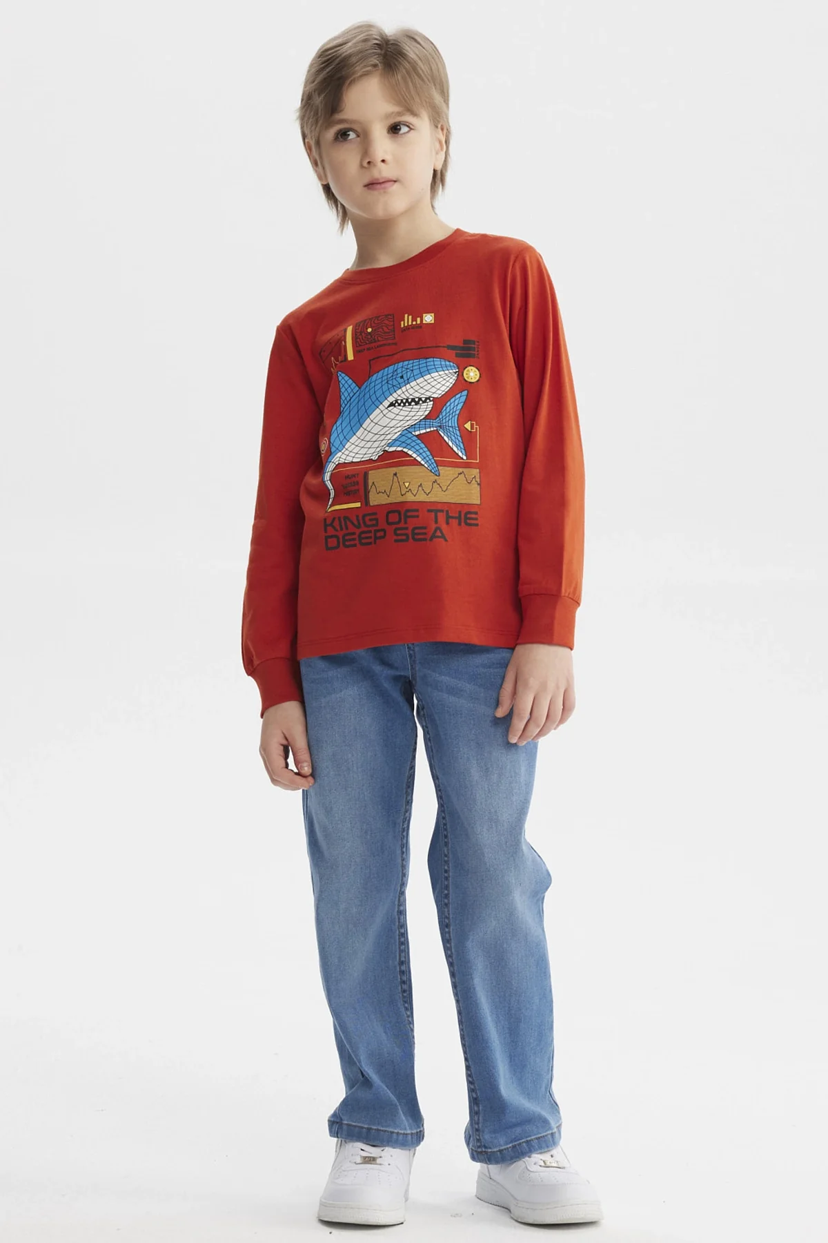 Polera Niño Estampado En Relieve Ocre - Image 4