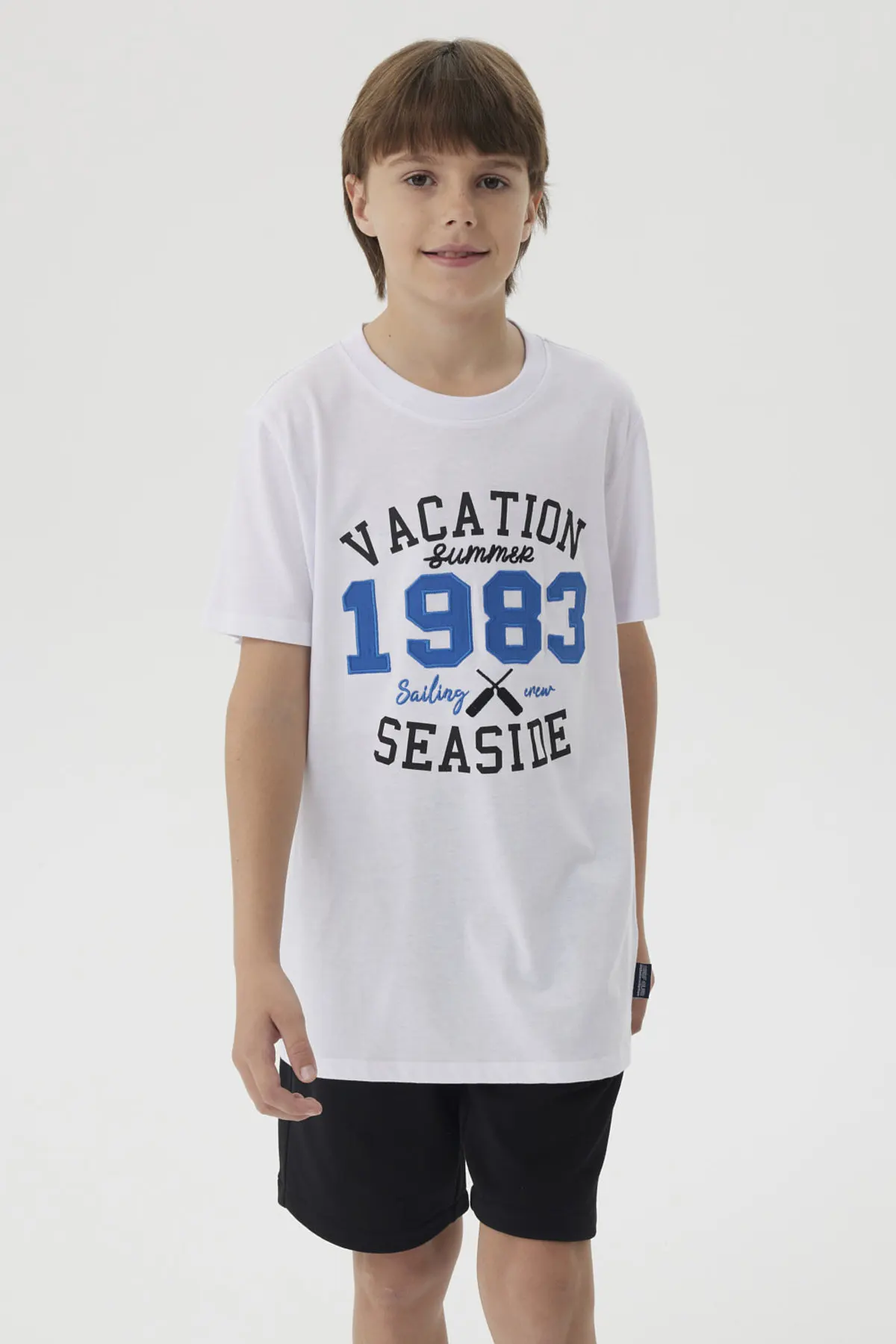 Polera Niño Letras Bordadas Blanco
