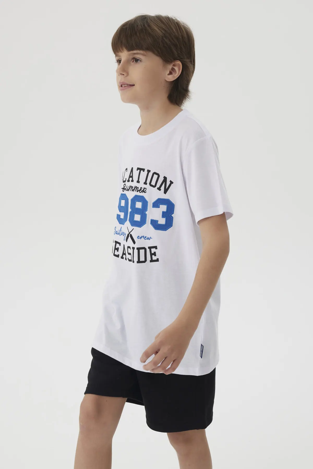 Polera Niño Letras Bordadas Blanco - Image 2