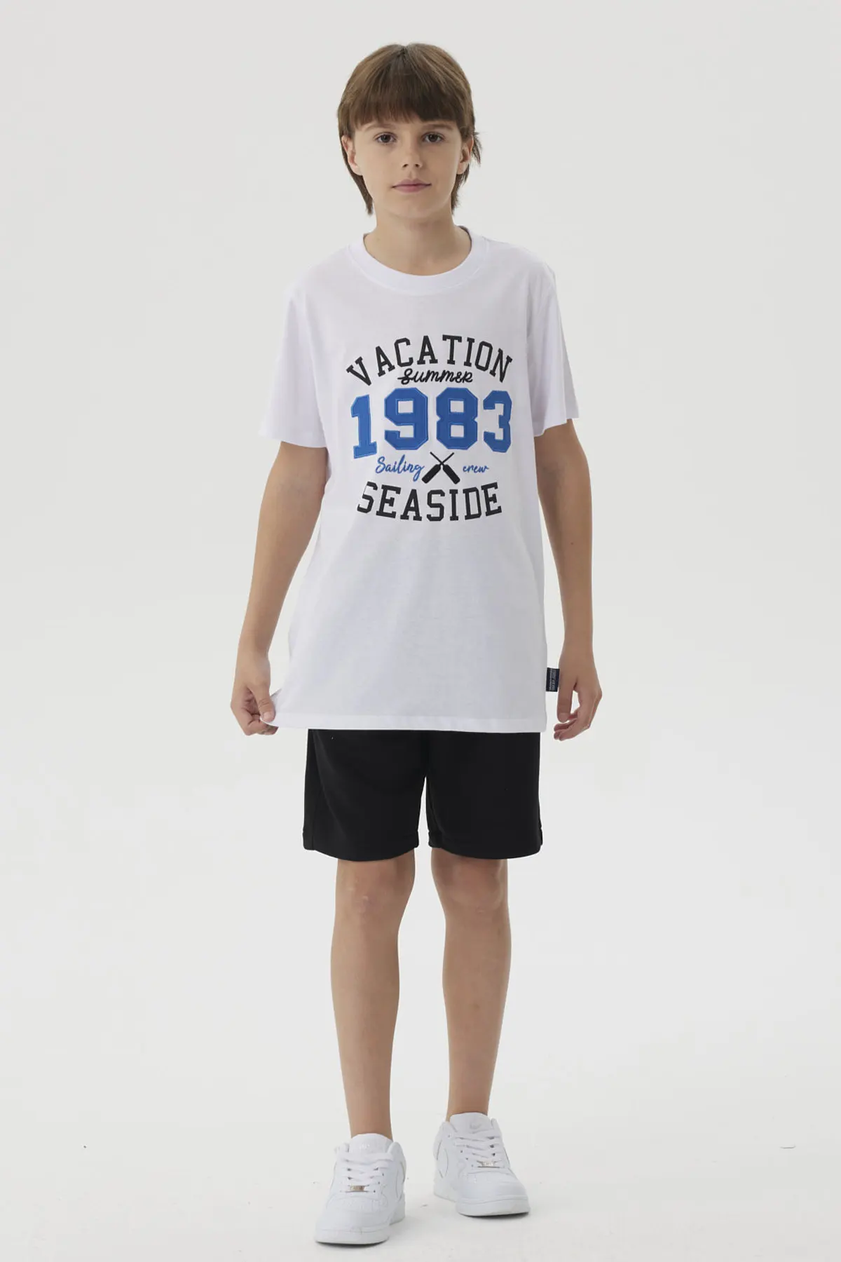Polera Niño Letras Bordadas Blanco - Image 4